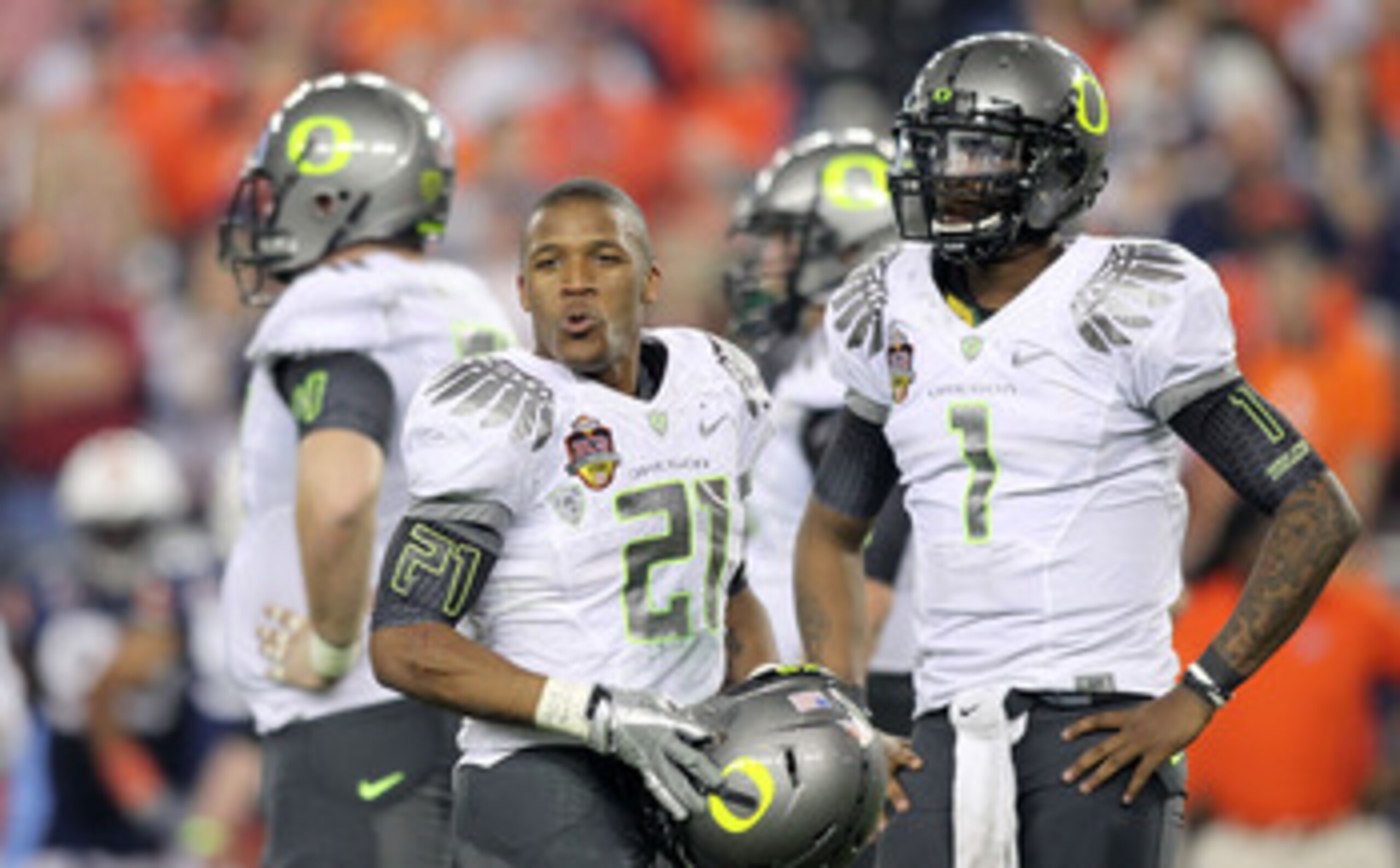 GLENDALE, AZ - JANUARY 10: LaMichael James #21 and Darron Thomas #1 of the Oregon Ducks react to the Auburn Tigers during the Tostitos BCS National Championship Game at University of Phoenix Stadium on January 10, 2011 in Glendale, Arizona. (Photo by Jona