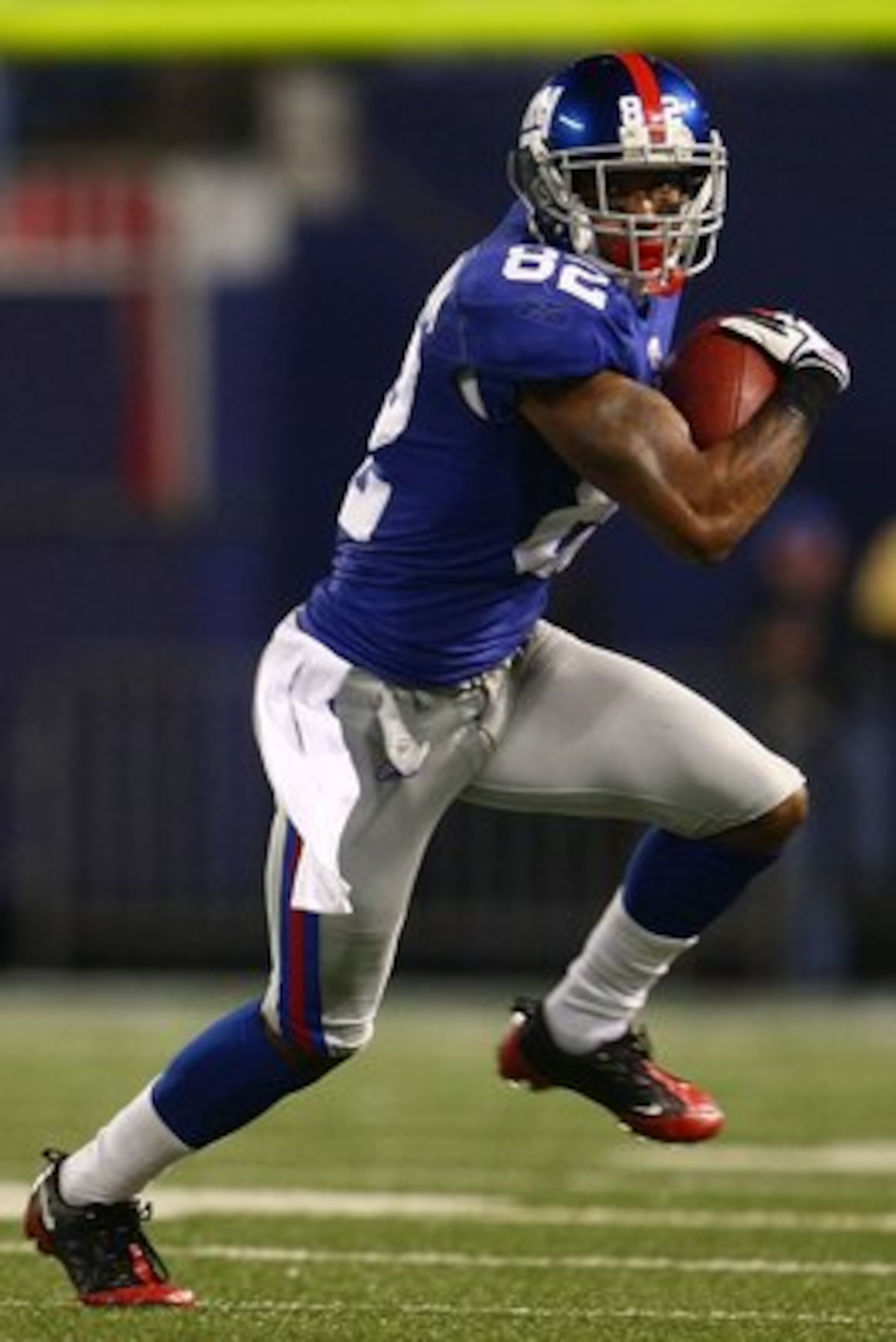 EAST RUTHERFORD, NJ - NOVEMBER 08:  Mario Manningham #82 of the New York Giants makes a break against the San Diego Chargers on November 8, 2009 at Giants Stadium in East Rutherford, New Jersey.  (Photo by Chris McGrath/Getty Images)