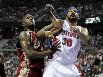 AUBURN HILLS, MI - APRIL 26: Rasheed Wallace #32 of the Detroit Pistons battles for a rebound with Joe Smith #32 of the Cleveland Cavaliers in Game Four of the Eastern Conference Quarterfinals during the 2009 NBA Playoffs at the Palace of Auburn Hills on 