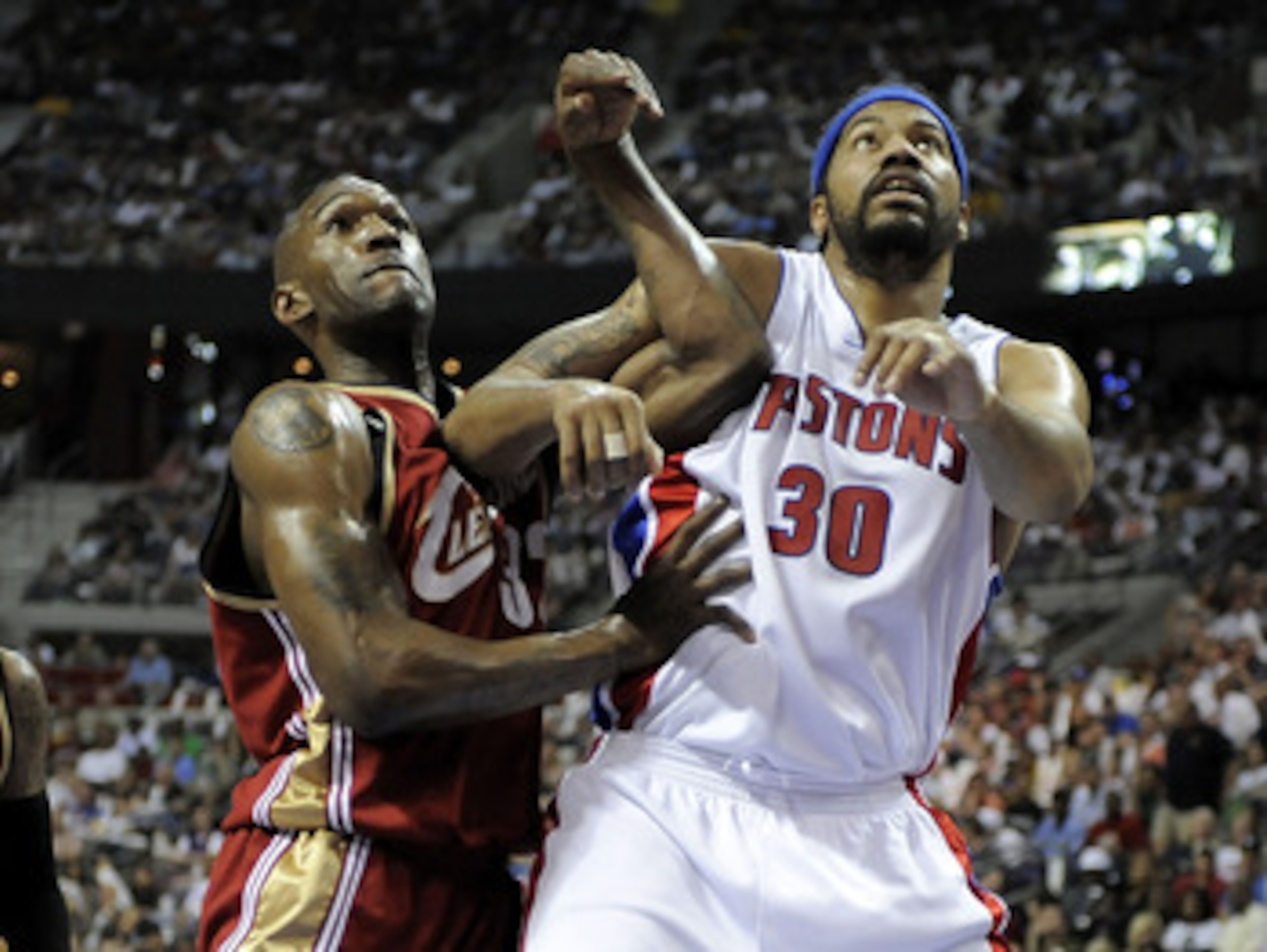 AUBURN HILLS, MI - APRIL 26: Rasheed Wallace #32 of the Detroit Pistons battles for a rebound with Joe Smith #32 of the Cleveland Cavaliers in Game Four of the Eastern Conference Quarterfinals during the 2009 NBA Playoffs at the Palace of Auburn Hills on 