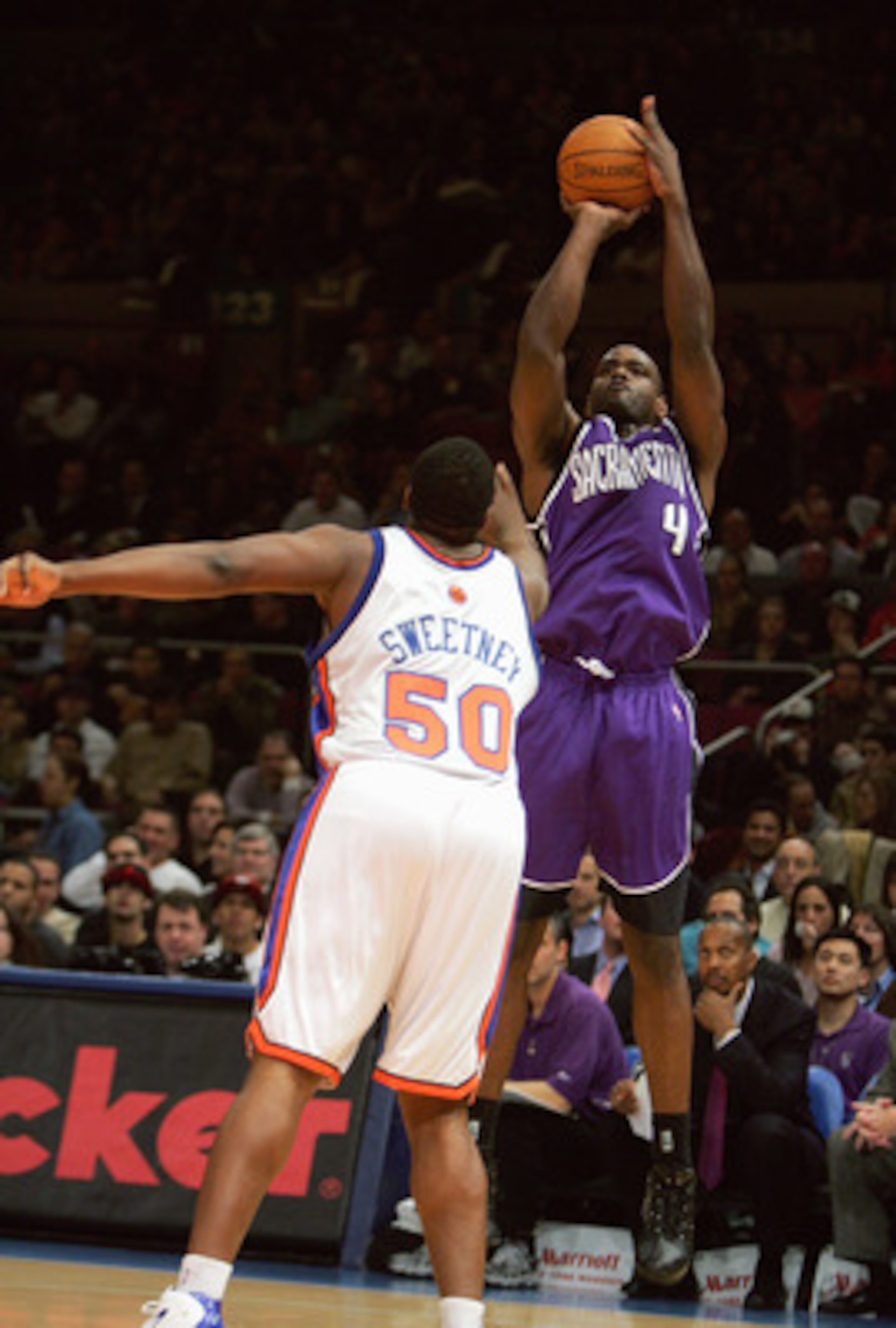 NEW YORK - JANUARY 4:  Chris Webber #4 of the Sacramento Kings shoots a jump shot against Michael Sweetney #50 of the New York Knicks on January 4, 2005 at Madison Square Garden in New York City. The Kings won 105-98.  NOTE TO USER: User expressly acknowl