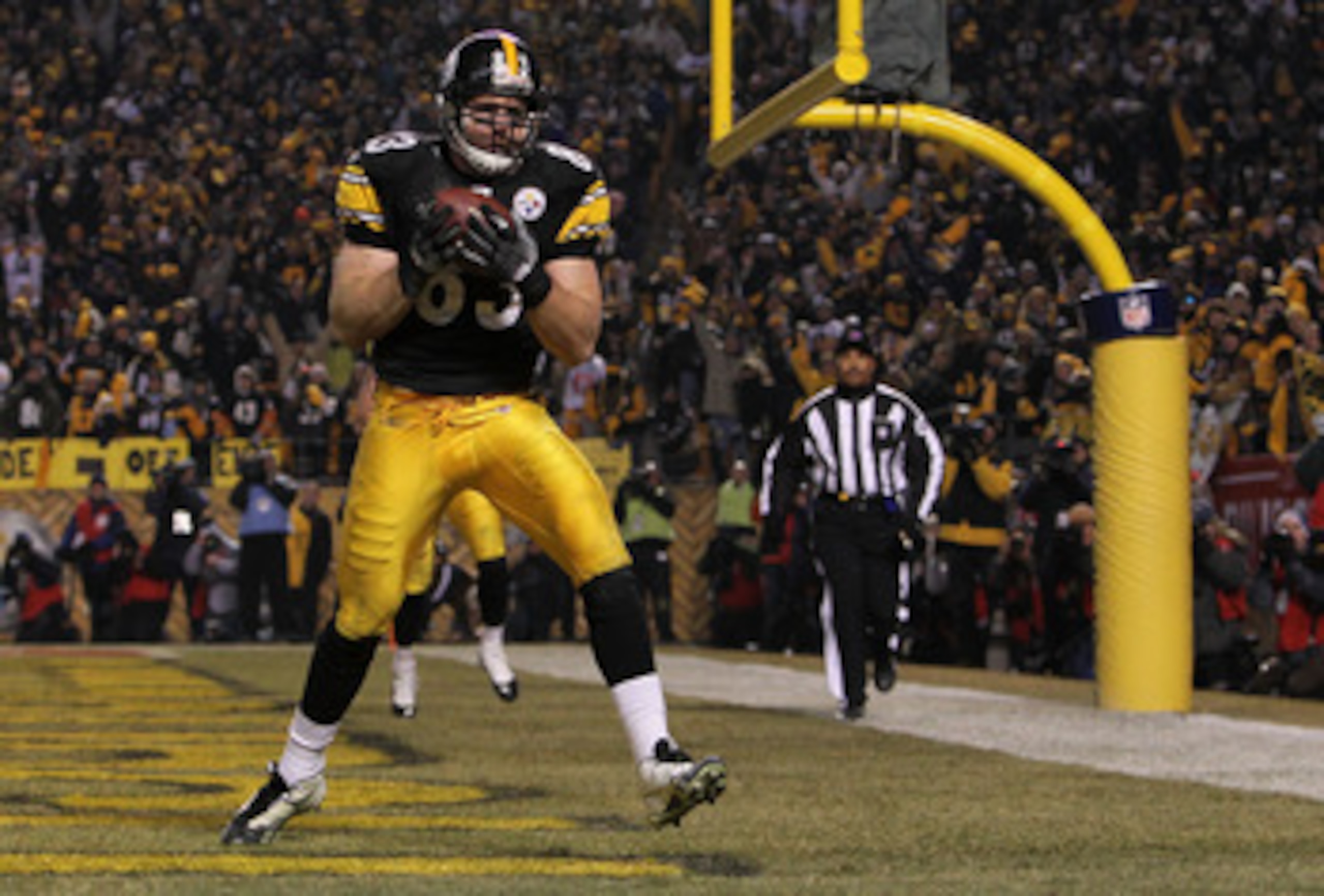 PITTSBURGH, PA - JANUARY 15: Tight end Heath Miller #83 of the Pittsburgh Steelers catches the ball for a touchdown against the Baltimore Ravens in the third quarter of the AFC Divisional Playoff Game at Heinz Field on January 15, 2011 in Pittsburgh, Penn