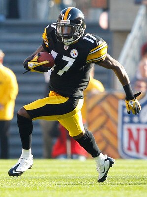 PITTSBURGH, PA - NOVEMBER 21:  Mike Wallace #17 of the Pittsburgh Steelers runs with the ball against the Oakland Raiders during the game on November 21, 2010 at Heinz Field in Pittsburgh, Pennsylvania.  (Photo by Jared Wickerham/Getty Images)