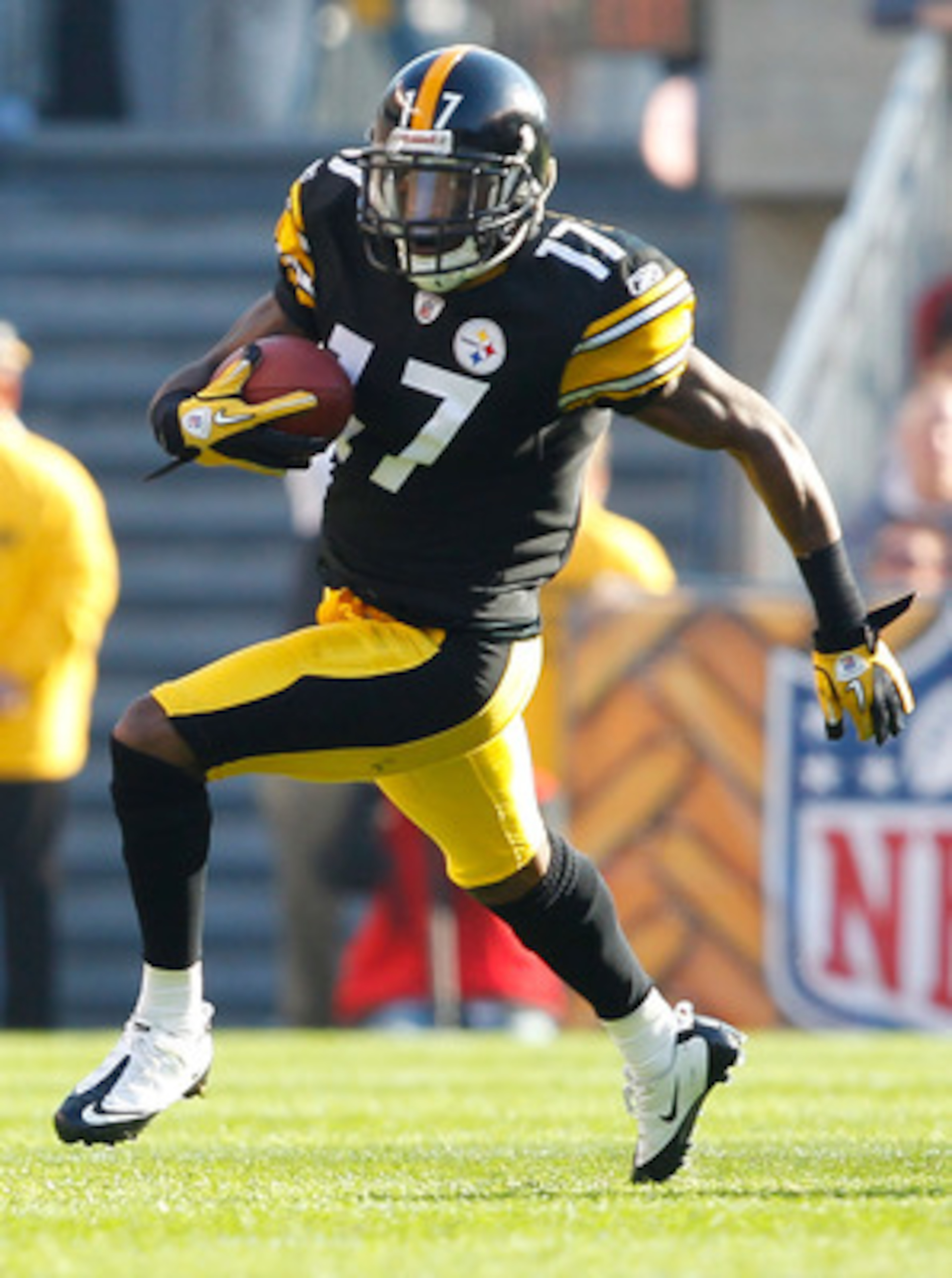PITTSBURGH, PA - NOVEMBER 21:  Mike Wallace #17 of the Pittsburgh Steelers runs with the ball against the Oakland Raiders during the game on November 21, 2010 at Heinz Field in Pittsburgh, Pennsylvania.  (Photo by Jared Wickerham/Getty Images)