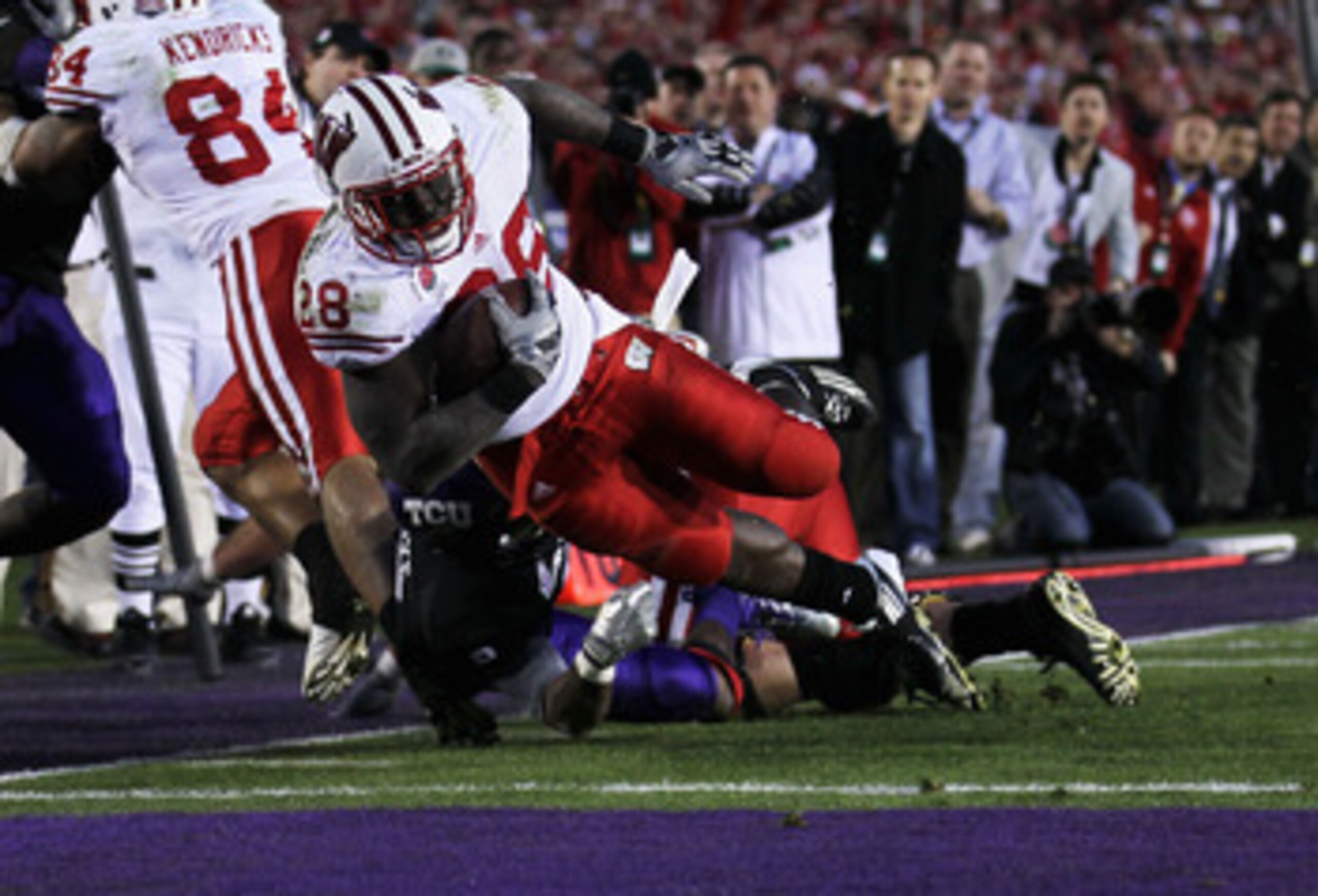 PASADENA, CA - JANUARY 01:  Running back Montee Ball #28 of the Wisconsin Badgers rushes for a touchdown against the TCU Horned Frogs in the fourth quarter of the 97th Rose Bowl game on January 1, 2011 in Pasadena, California.  (Photo by Stephen Dunn/Gett