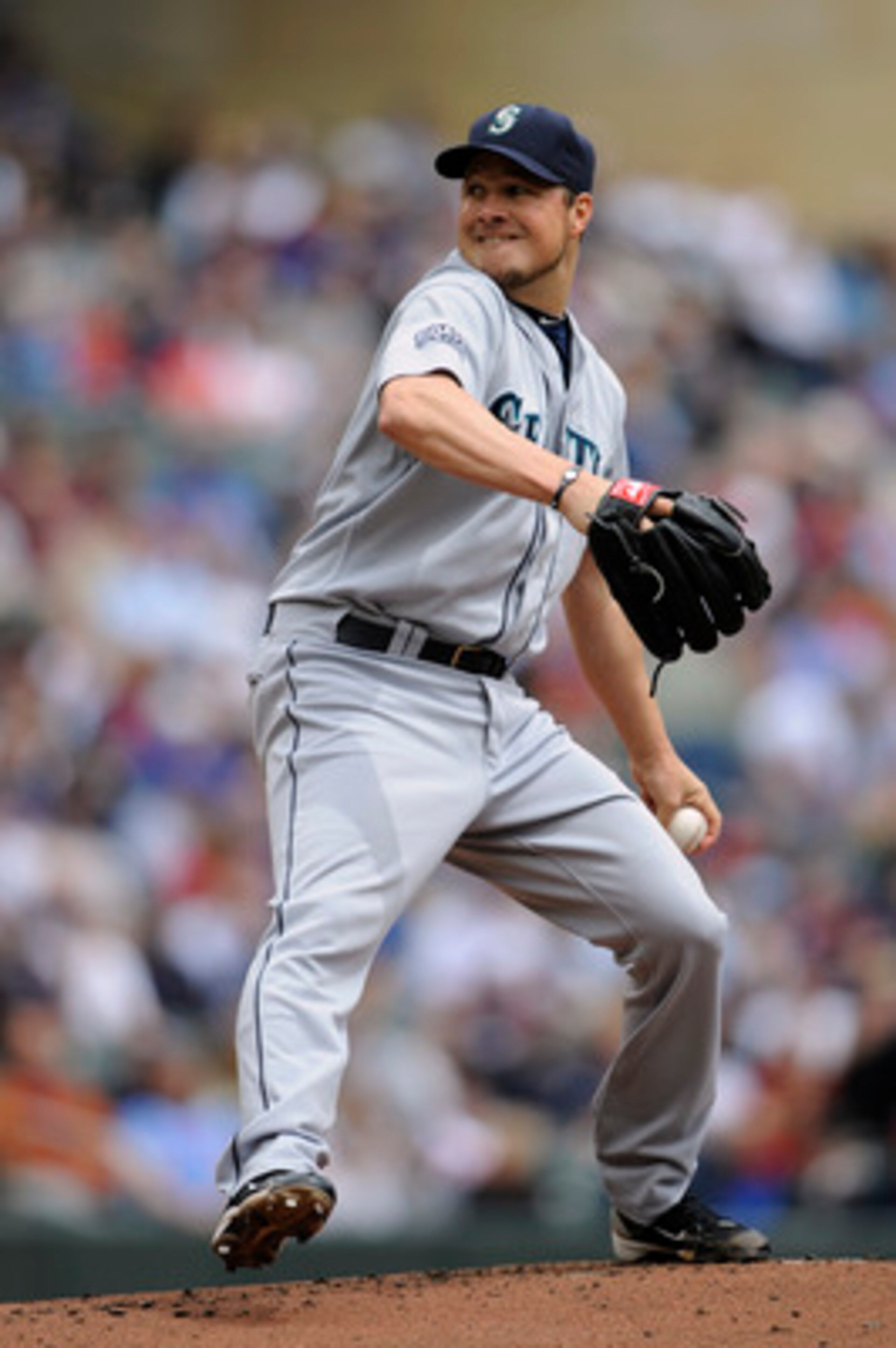 MINNEAPOLIS, MN - MAY 25: Erik Bedard #45 of the Seattle Mariners pitches against the Minnesota Twins during the first inning of their game on May 25, 2011 at Target Field in Minneapolis, Minnesota. (Photo by Hannah Foslien/Getty Images)