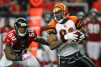 ATLANTA - OCTOBER 24:  Terrell Owens #81 of the Cincinnati Bengals pulls in this reception against Curtis Lofton #50 of the Atlanta Falcons at Georgia Dome on October 24, 2010 in Atlanta, Georgia.  (Photo by Kevin C. Cox/Getty Images)