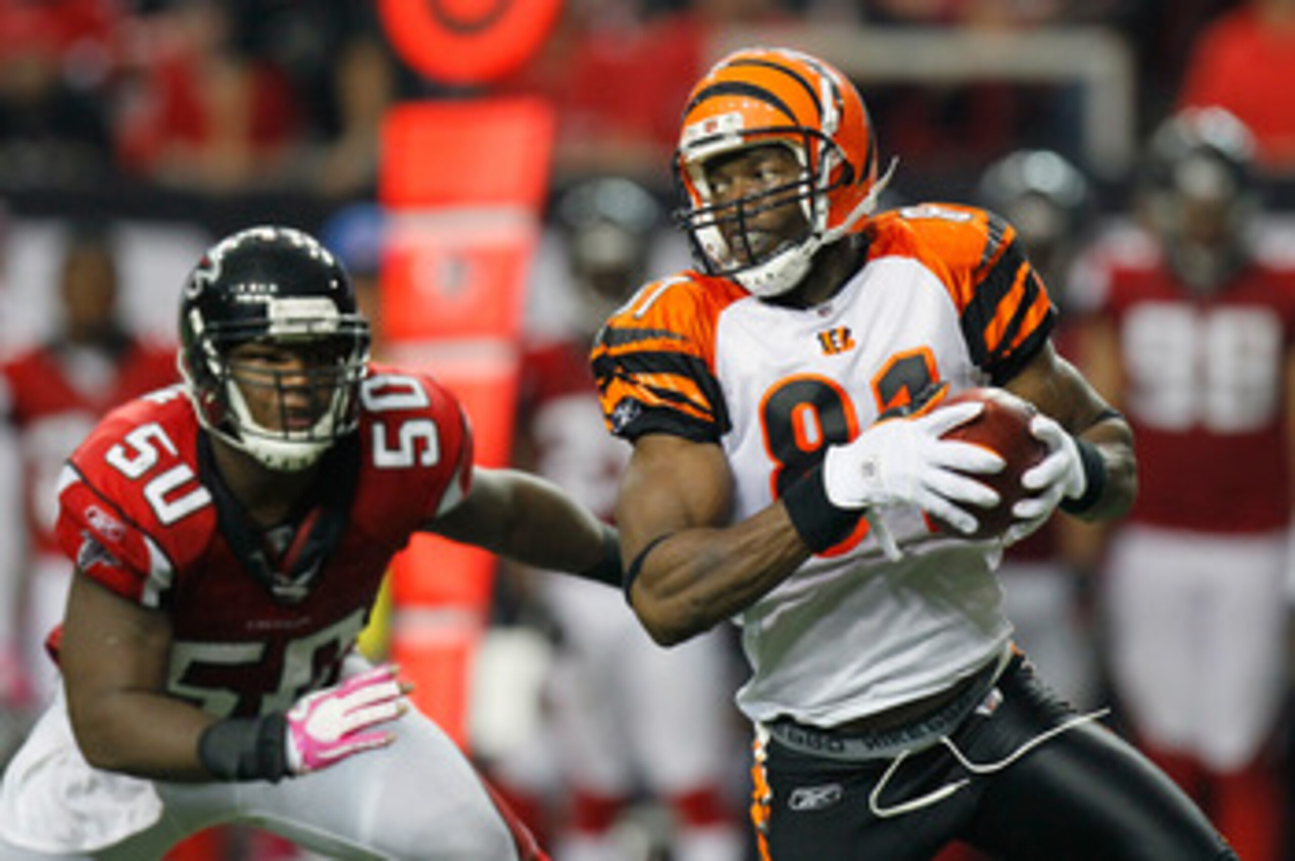 ATLANTA - OCTOBER 24:  Terrell Owens #81 of the Cincinnati Bengals pulls in this reception against Curtis Lofton #50 of the Atlanta Falcons at Georgia Dome on October 24, 2010 in Atlanta, Georgia.  (Photo by Kevin C. Cox/Getty Images)