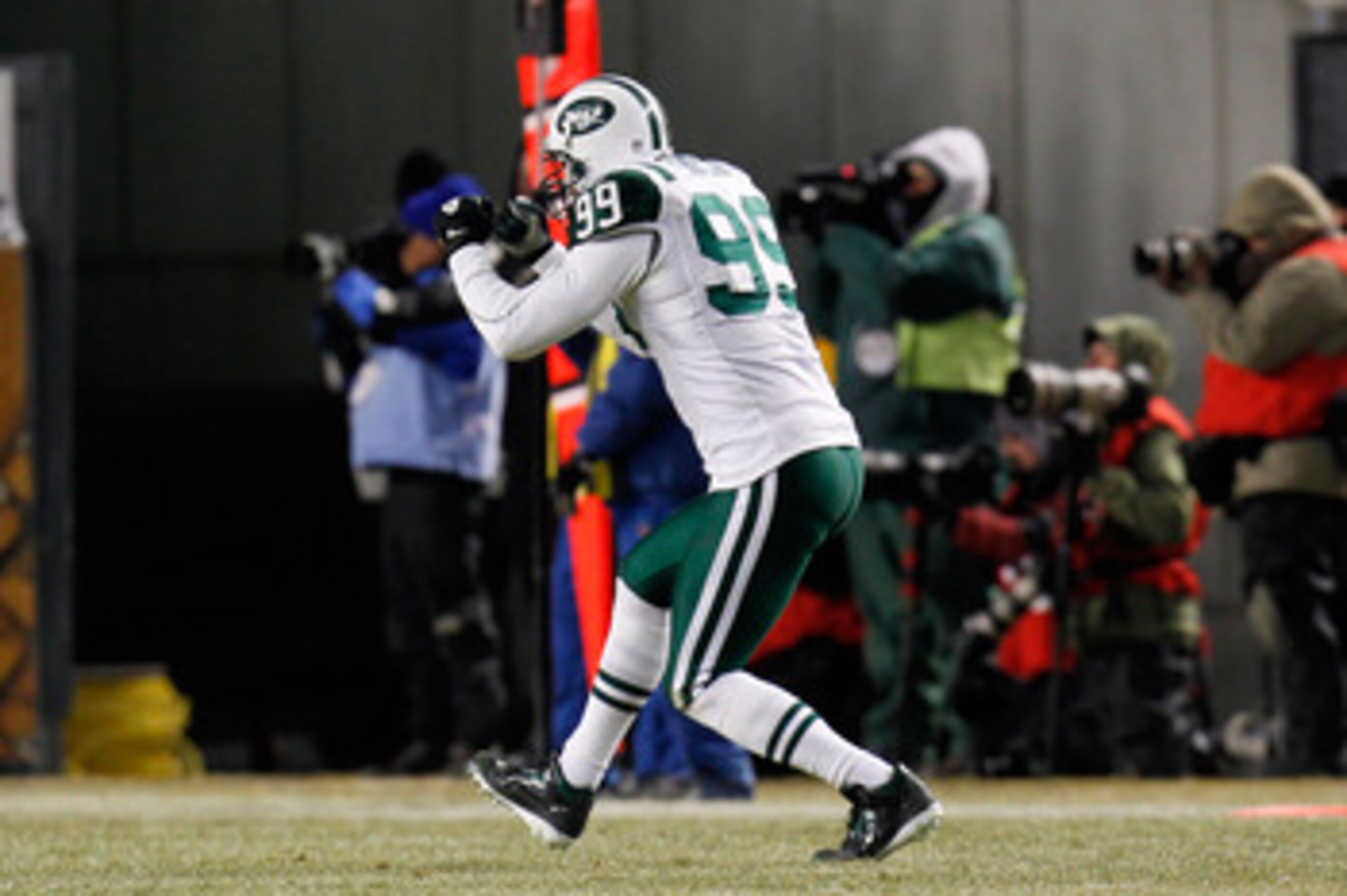 PITTSBURGH, PA - JANUARY 23:  Jason Taylor #99 of the New York Jets celebrates against Pittsburgh Steelers in the 2011 AFC Championship game at Heinz Field on January 23, 2011 in Pittsburgh, Pennsylvania.  (Photo by Gregory Shamus/Getty Images)