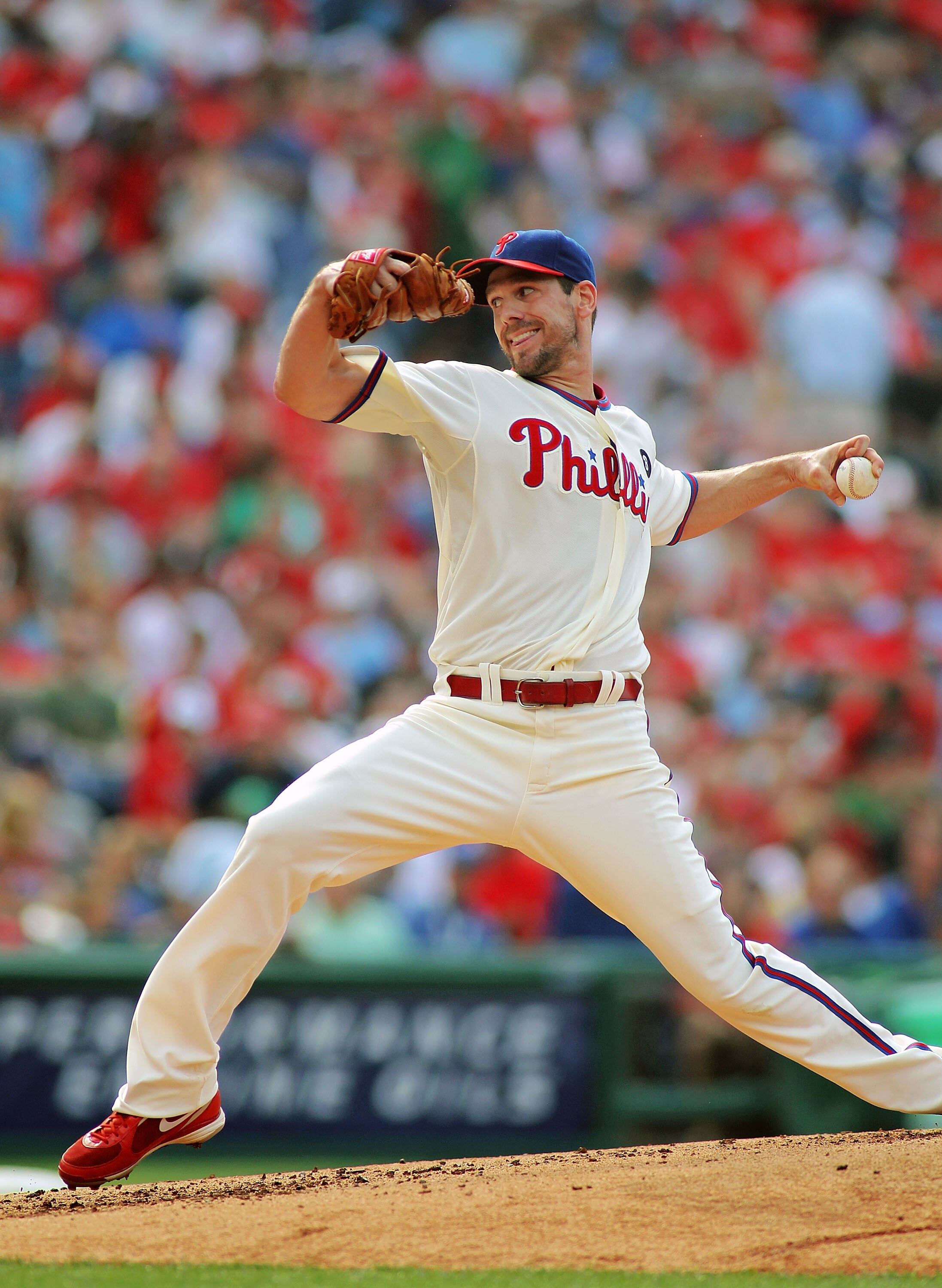PHILADELPHIA , PA - JUNE 11:  Cliff Lee #33 of the  Philadelphia Phillies pitches against the Chicago Cubs as the Phillies defeated the Cubs 7-1 at Citizens Bank Park on June 11, 2011 in Philadelphia, Pennsylvania.  (Photo by Len Redkoles/Getty Images)