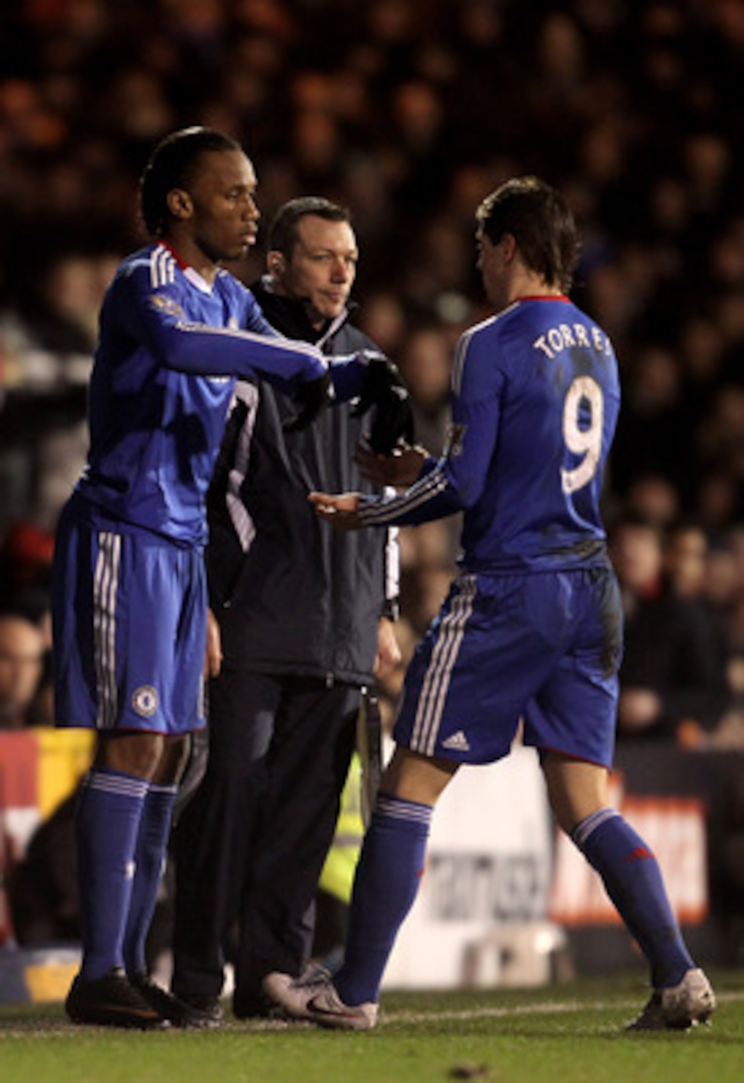 LONDON, ENGLAND - FEBRUARY 14:  Fernando Torres of Chelsea is replaced by Didier Drogba of Chelsea during the Barclays Premier League match between Fulham and Chelsea at Craven Cottage on February 14, 2011 in London, England.  (Photo by Scott Heavey/Getty