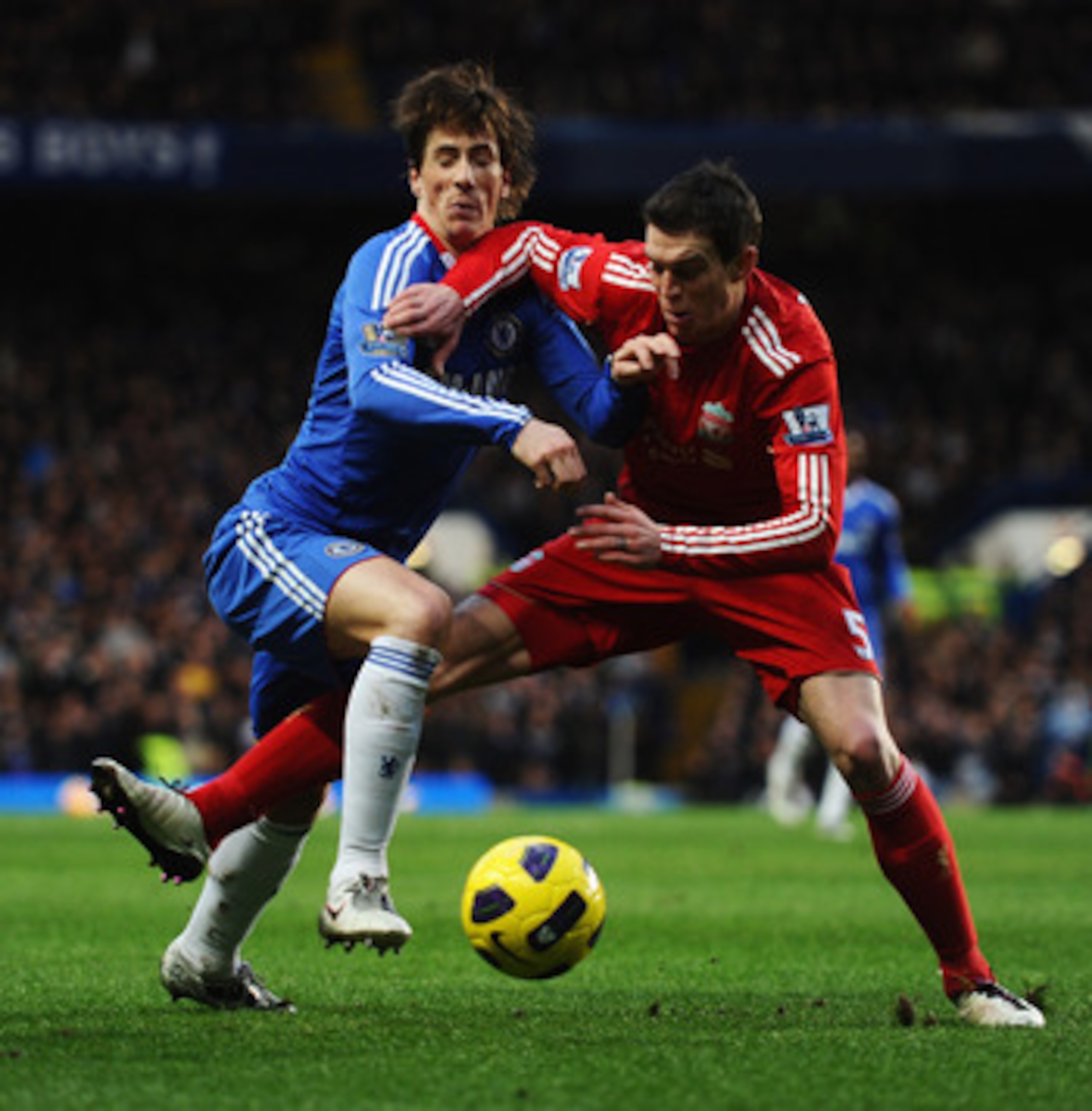 LONDON, ENGLAND - FEBRUARY 06:  Fernando Torres of Chelsea is challenged by Daniel Agger of Liverpool during the Barclays Premier League match between Chelsea and Liverpool at Stamford Bridge on February 6, 2011 in London, England.  (Photo by Laurence Gri