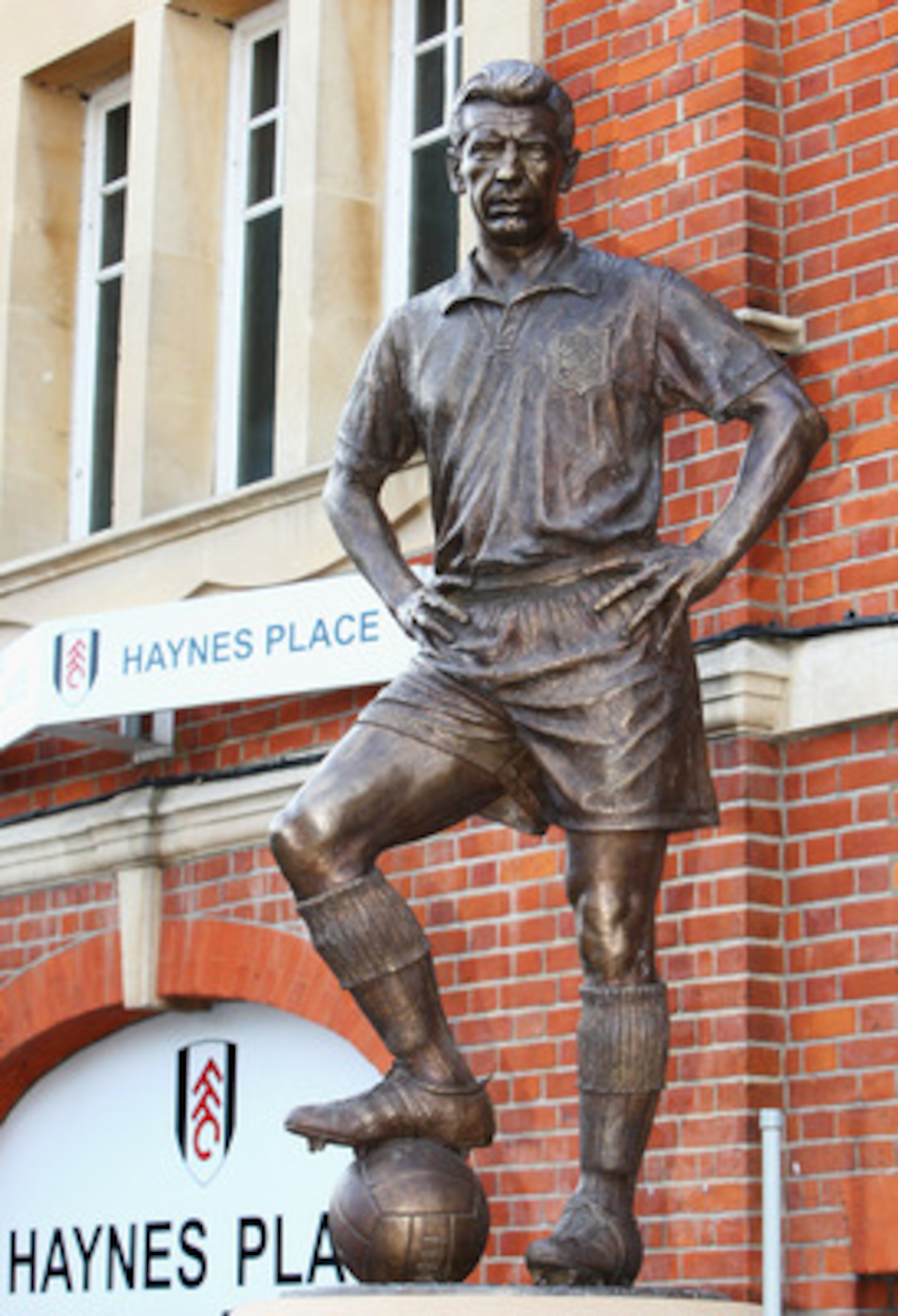 LONDON - OCTOBER 18:  A statue of Fulham football legend Johnny Haynes is unveiled ahead of the Barclays Premier League match between Fulham and Sunderland at Craven Cottage on October 18, 2008 in London, England.  (Photo by Phil Cole/Getty Images)