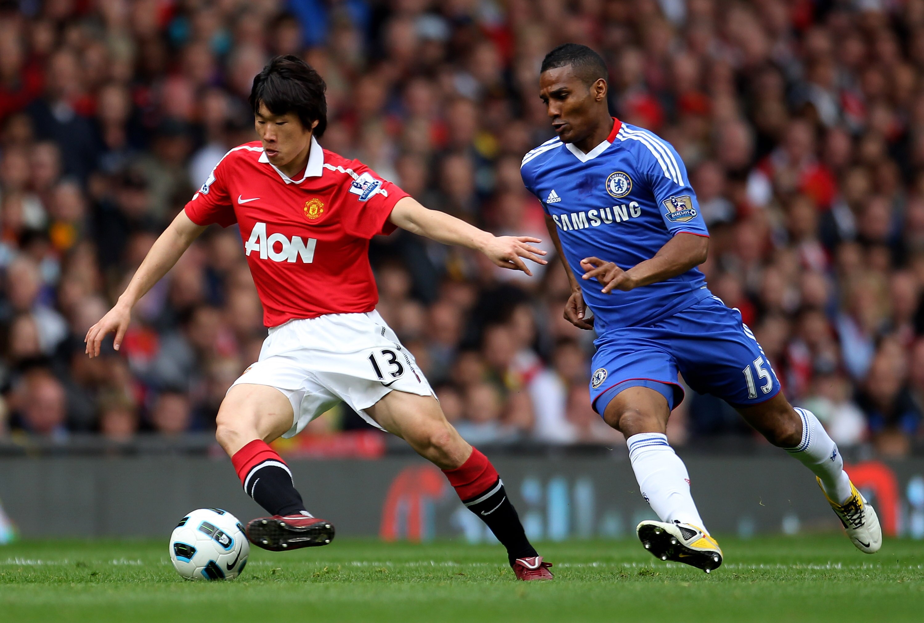 MANCHESTER, ENGLAND - MAY 08:  Ji-Sung Park of Manchester United competes with Florent Malouda of Chelsea during the Barclays Premier League match between Manchester United and Chelsea at Old Trafford on May 8, 2011 in Manchester, England.  (Photo by Alex