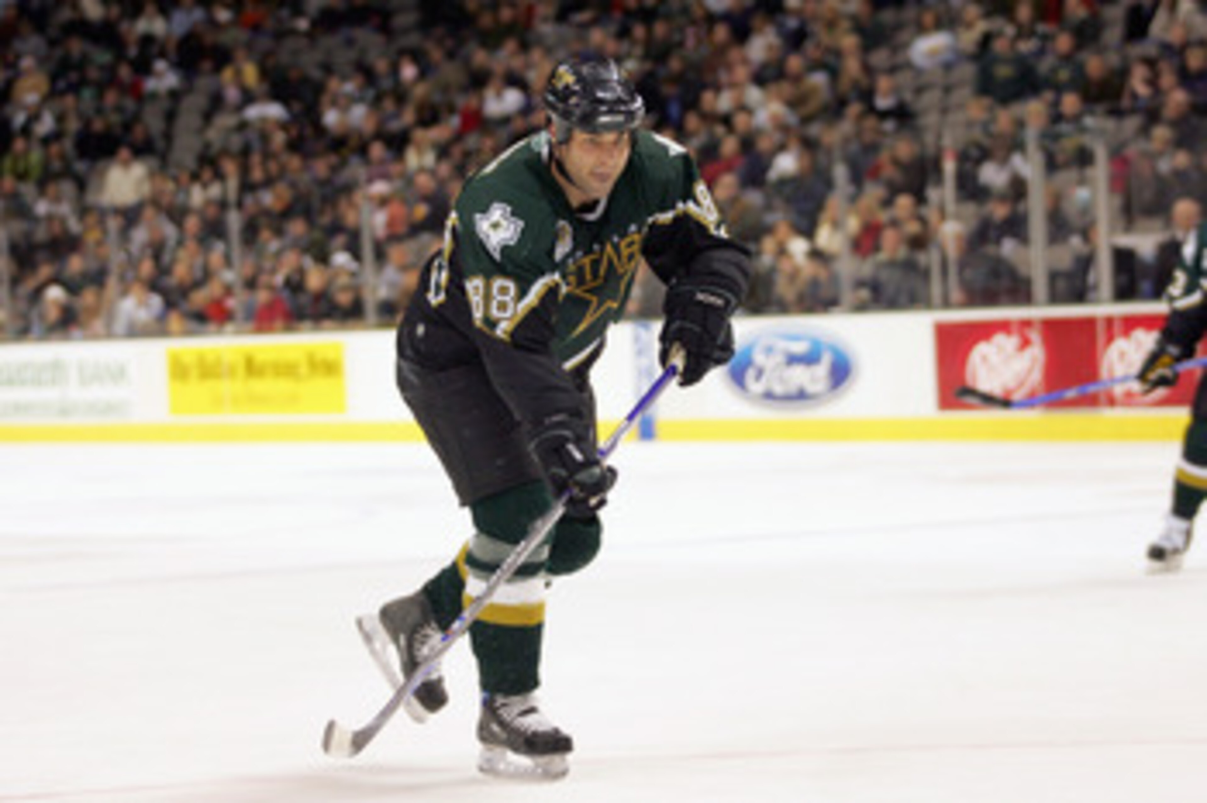 DALLAS - JANUARY 15: Eric Lindros #88 of the Dallas Stars skates against the Los Angeles Kings at American Airlines Center on January 15, 2007 in Dallas, Texas. The Stars won 3-1. (Photo by Ronald Martinez/Getty Images) DALLAS - JANUARY 15: Eric Lindros #88 of the Dallas Stars skates against the Los Angeles Kings at American Airlines Center on January 15, 2007 in Dallas, Texas. The Stars won 3-1. (Photo by Ronald Martinez/Getty Images)