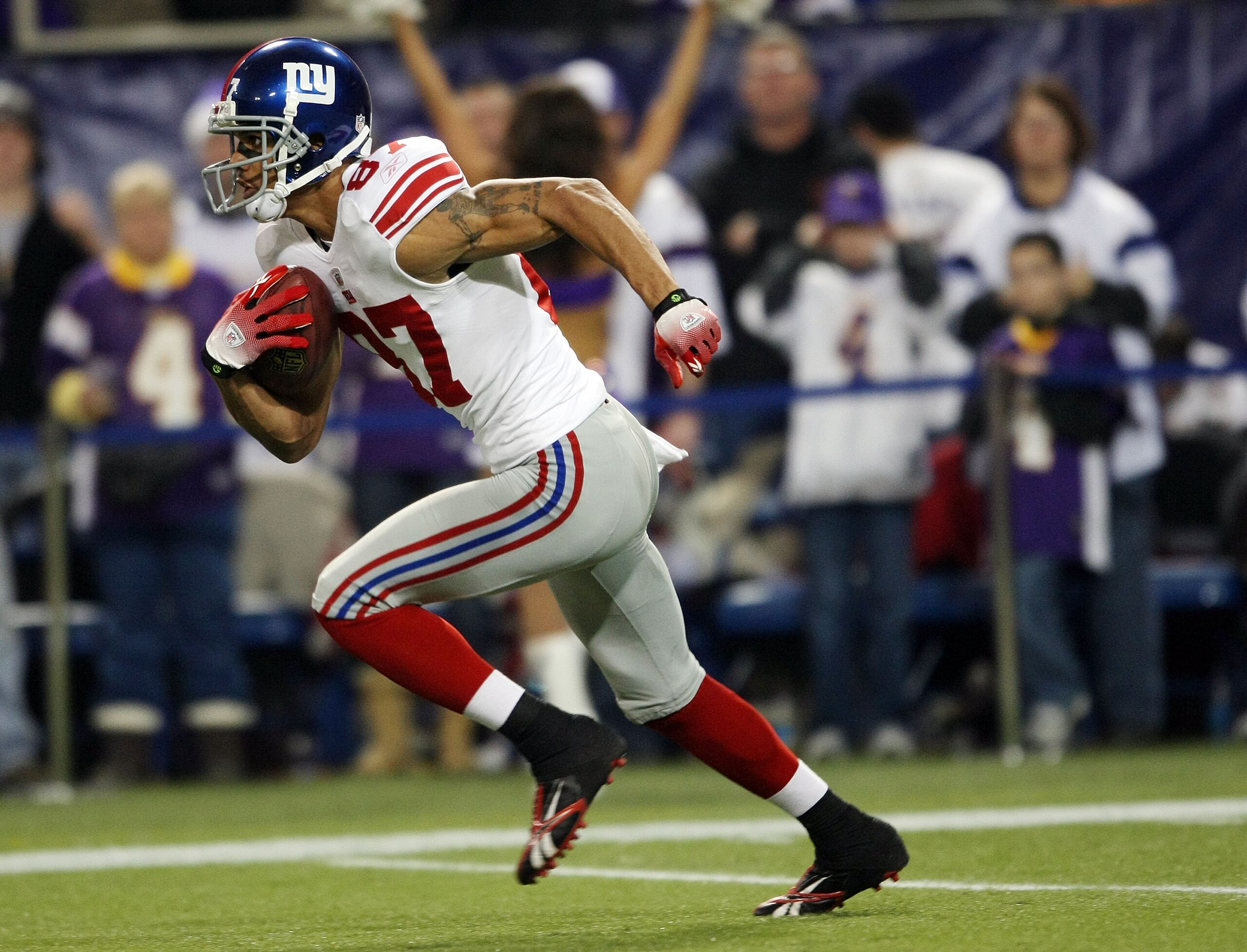 MINNEAPOLIS - JANUARY 03:  Domenik Hixon #87 of the New York Giants returns a kick off in the second half against the Minnesota Vikings on January 3, 2010 at Hubert H. Humphrey Metrodome in Minneapolis, Minnesota.  (Photo by Elsa/Getty Images)