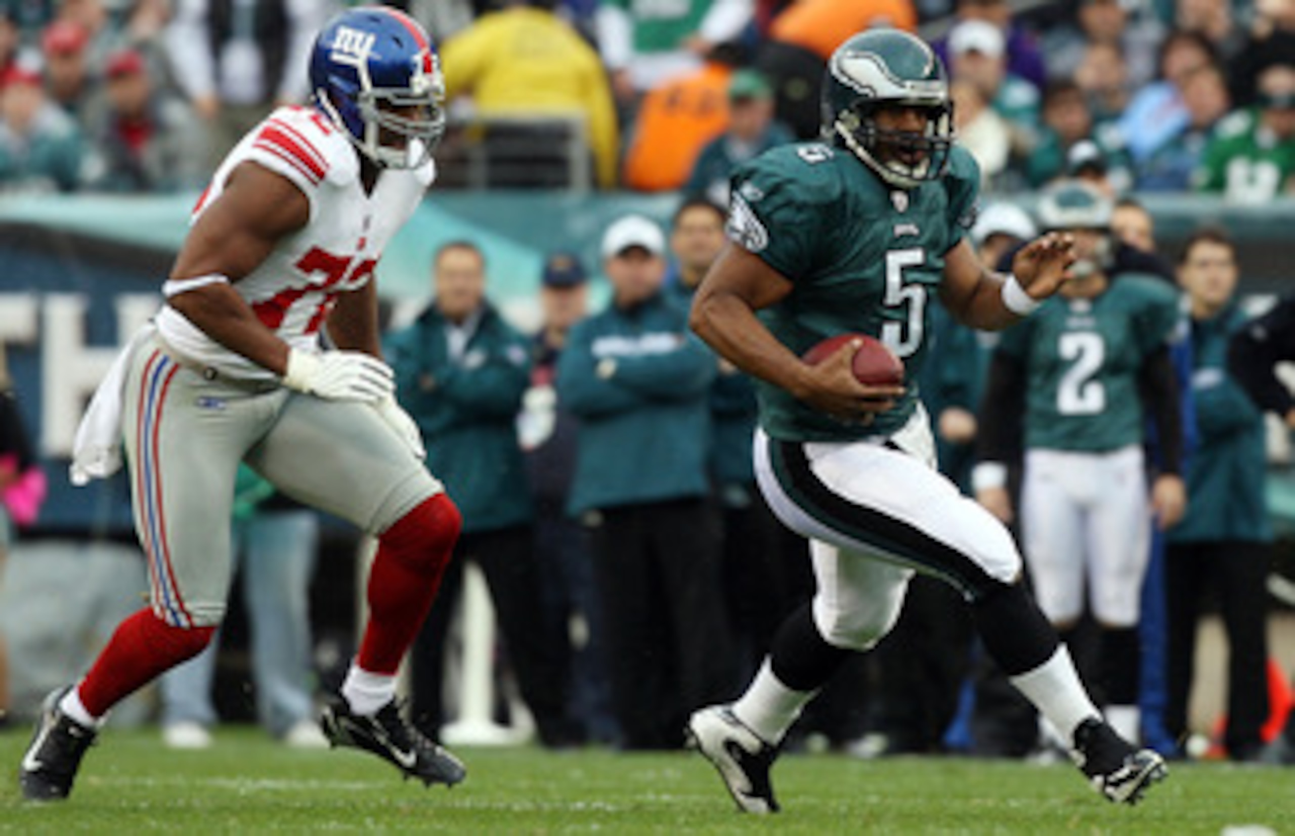 PHILADELPHIA - NOVEMBER 01:  Donovan McNabb #5 of the Philadelphia Eagles runs the ball past Osi Umenyiora #72 of the New York Giants on November 1, 2009 at Lincoln Financial Field in Philadelphia, Pennsylvania.  (Photo by Jim McIsaac/Getty Images)