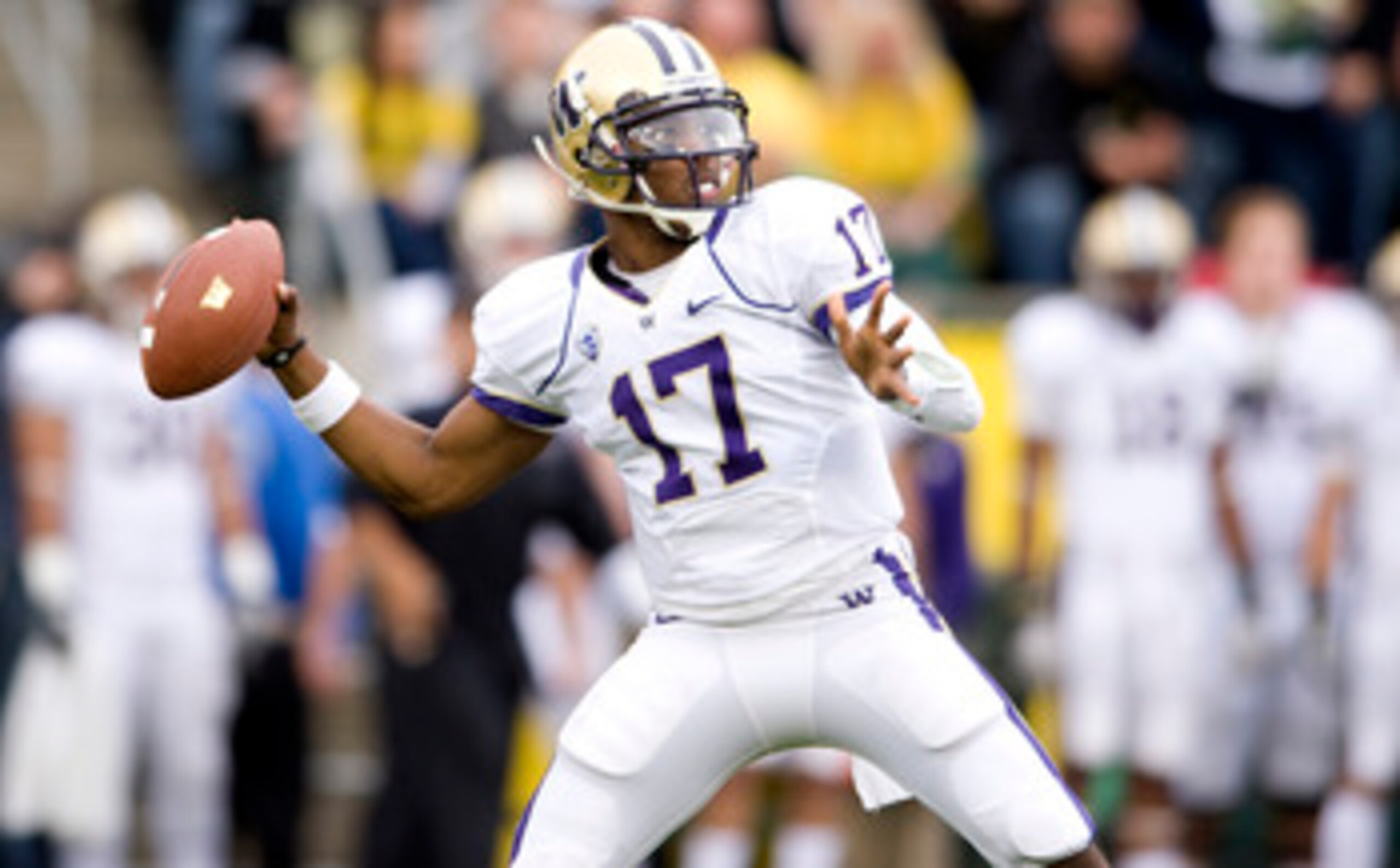 EUGENE, OR - NOVEMBER 6: Keith Price #17 of the Washington Huskies passes against the Oregon Ducks at Autzen Stadium on November 6, 2010 in Eugene, Oregon. (Photo by Steve Dykes/Getty Images)