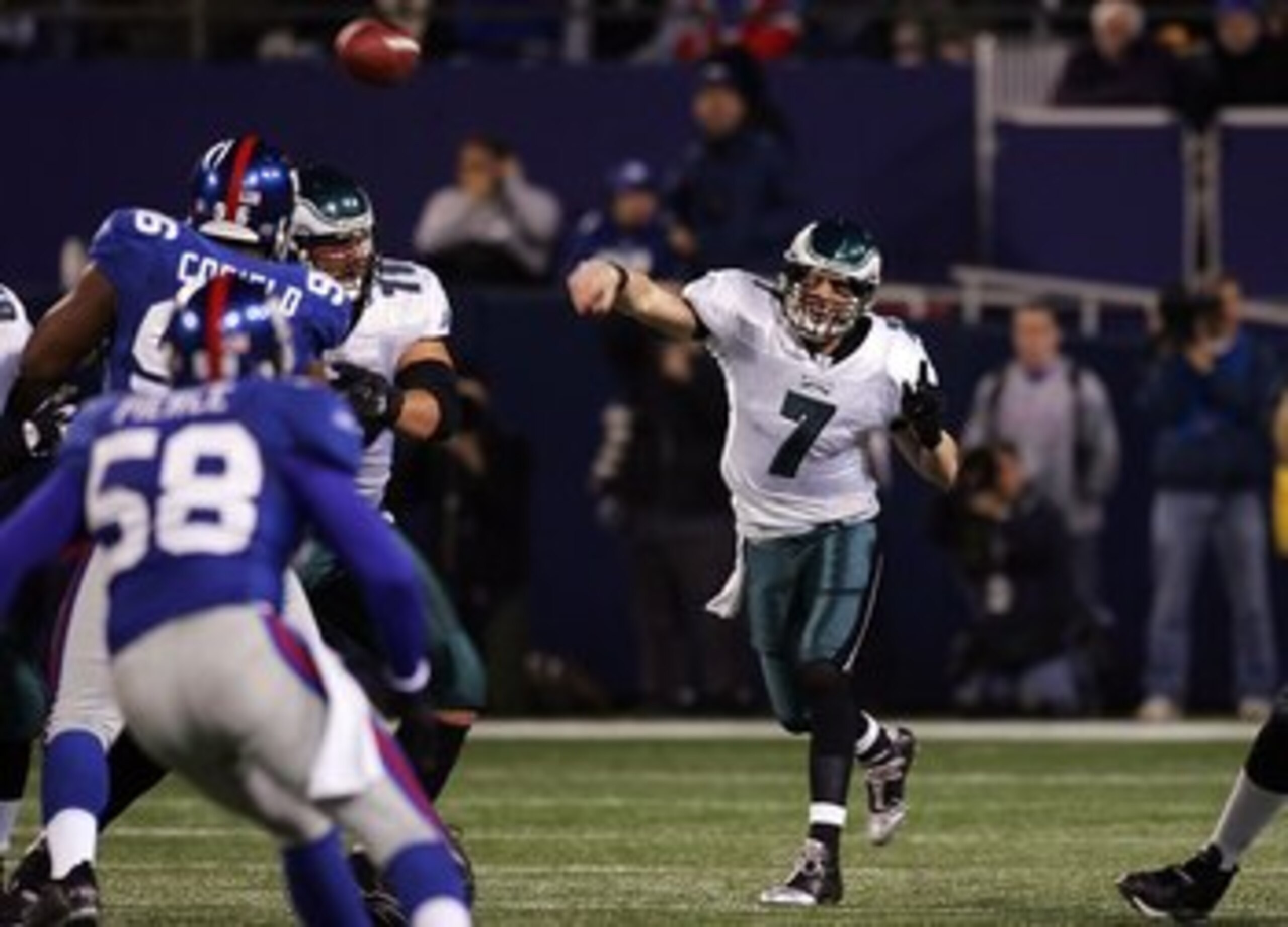 EAST RUTHERFORD, NJ - DECEMBER 17: Jeff Garcia #7 of the Philadelphia Eagles throws a pass against the New York Giants on December 17, 2006 at Giants Stadium in East Rutherford, New Jersey.   (Photo by Jim McIsaac/Getty Images)