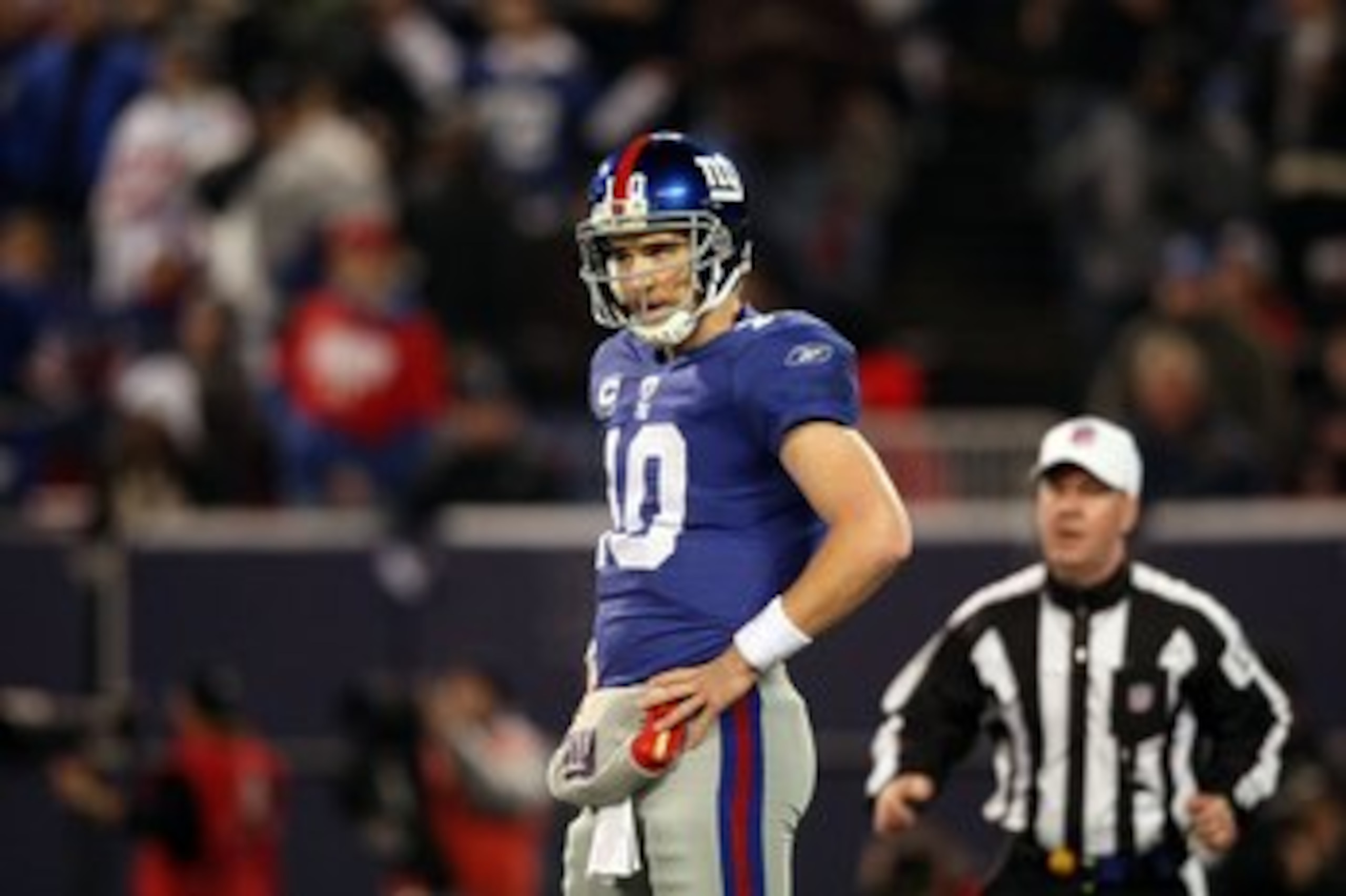 EAST RUTHERFORD, NJ - DECEMBER 13:  Eli Manning #10 of the New York Giants looks on against the Philadelphia Eagles at Giants Stadium on December 13, 2009 in East Rutherford, New Jersey.  (Photo by Nick Laham/Getty Images)