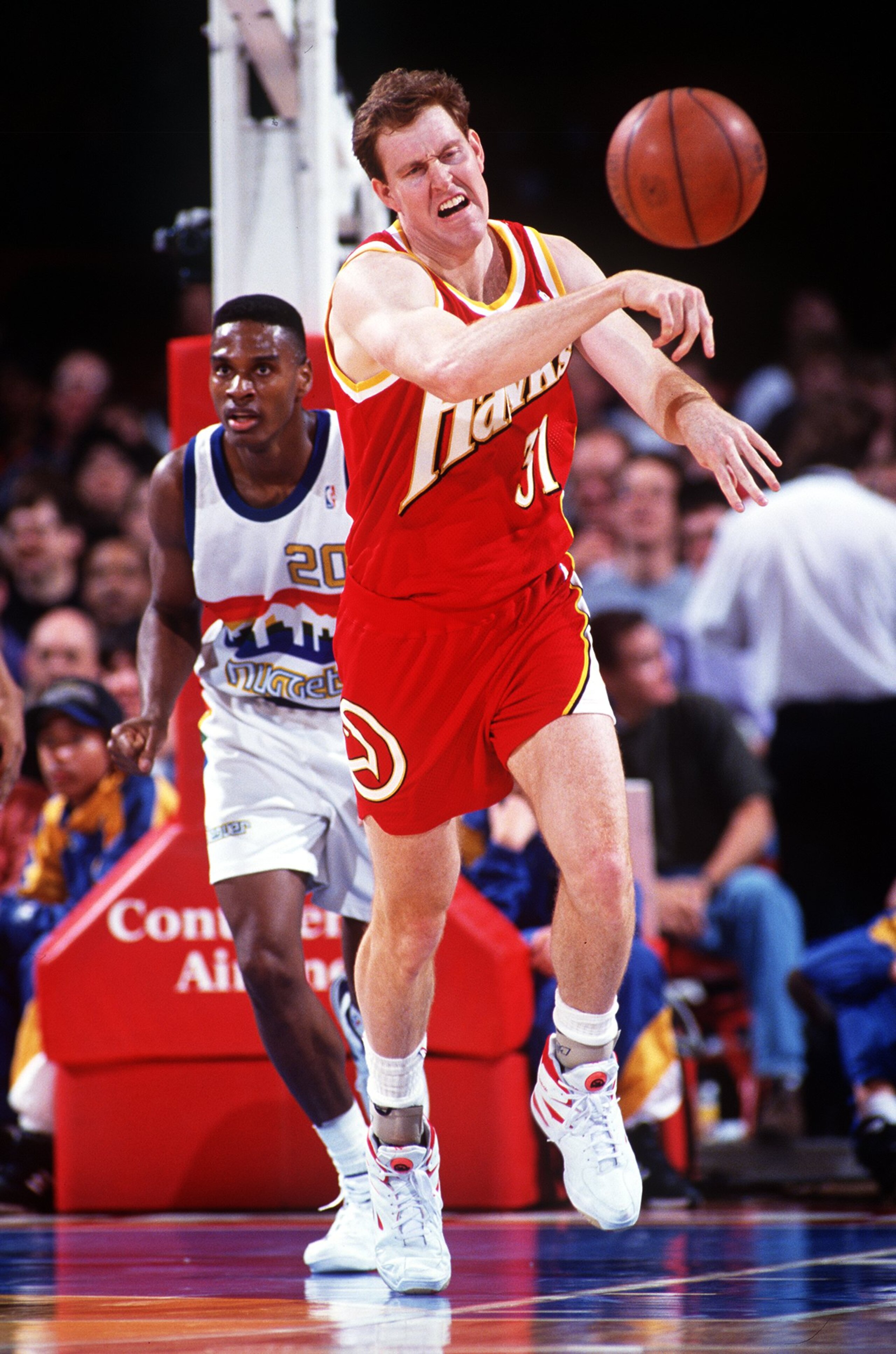 8 May 1994: ATLANTA'S ADAM KEEFE PASSES DURING HAWKS GAME AT THE DENVER NUGGETS.