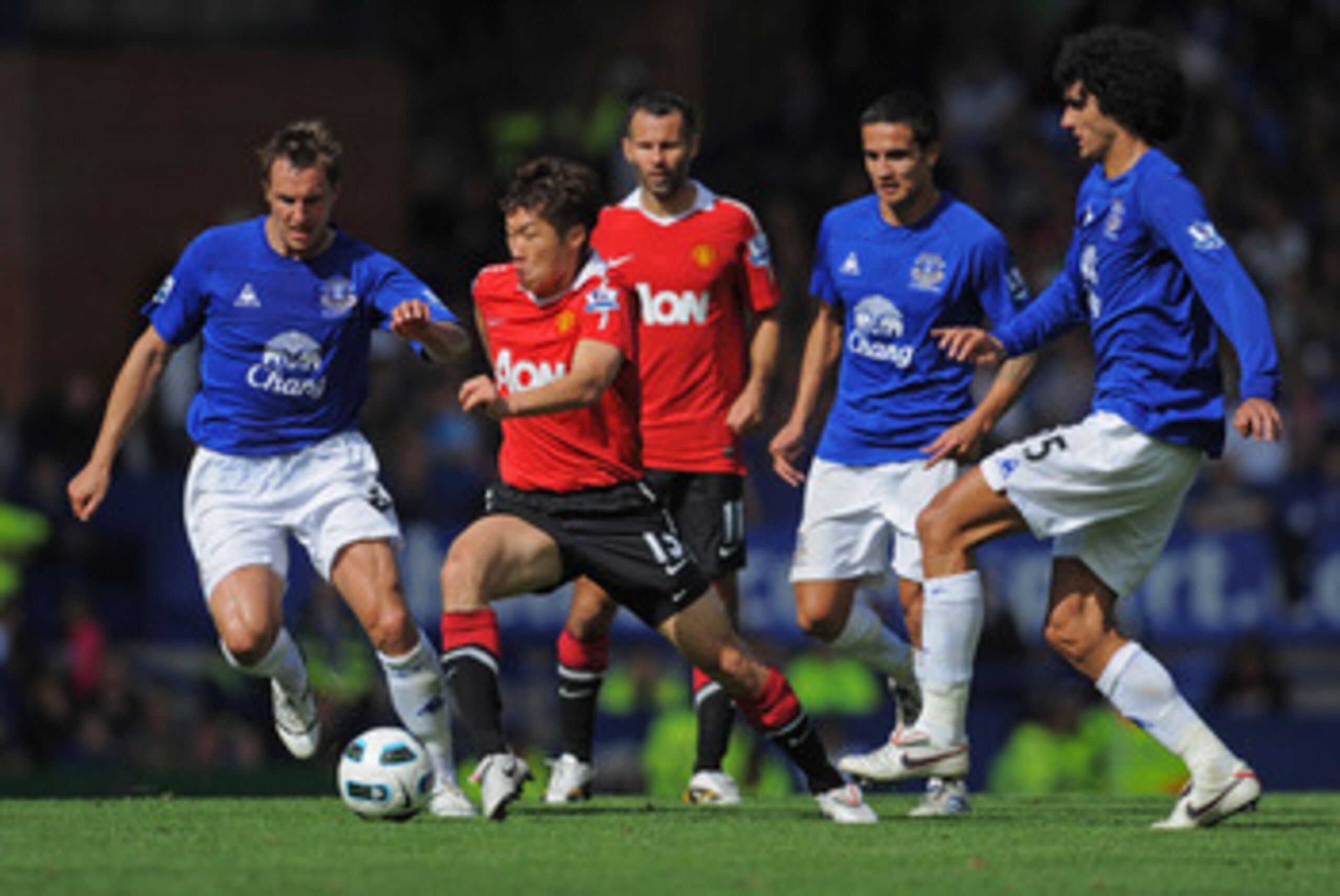 LIVERPOOL, ENGLAND - SEPTEMBER 11: Ji-Sung Park of Manchester United is pressured by Phil Jagielka, Tim Cahill and Marouane Fellaini of Everton during the Barclays Premier League match between Everton and Manchester United at Goodison Park on September 11