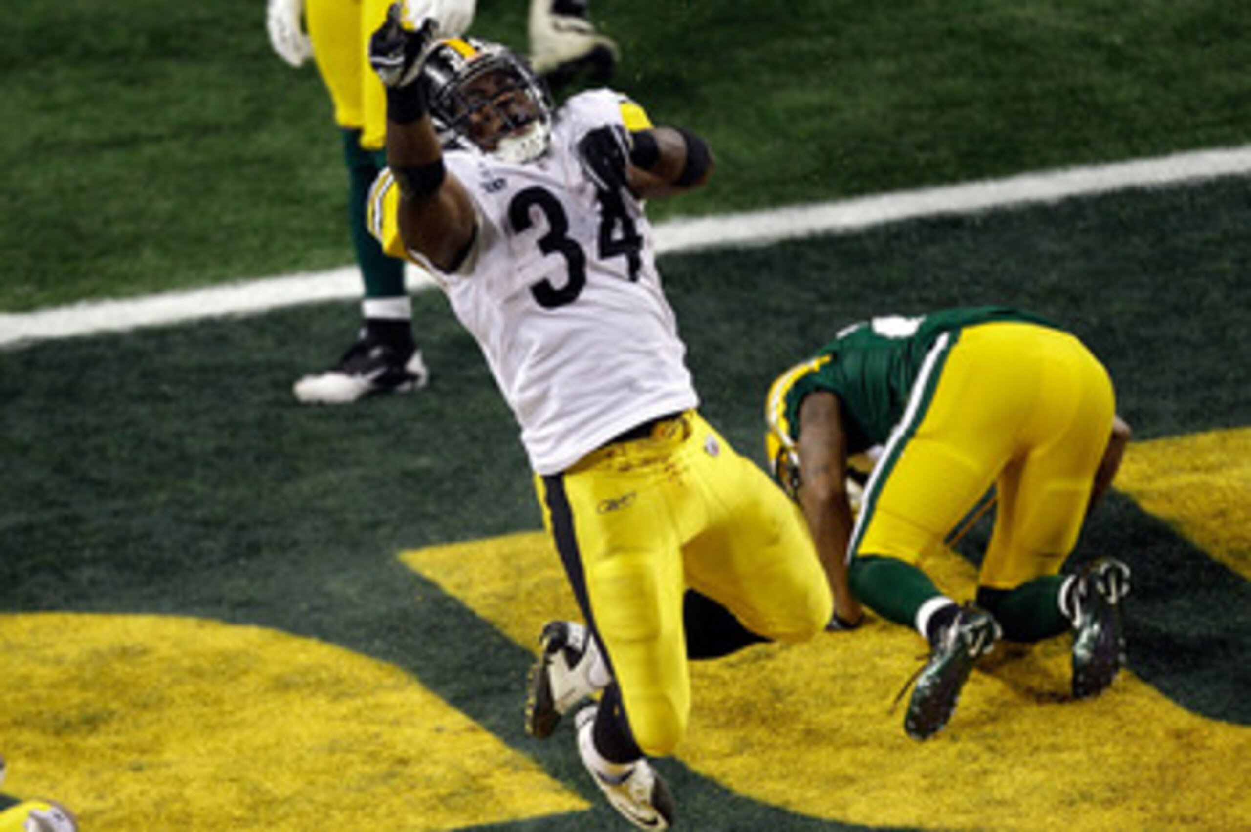 ARLINGTON, TX - FEBRUARY 06: Rashard Mendenhall #34 of the Pittsburgh Steelers celebrates after running for an eight yard touchdown against the Green Bay Packers in the third quarter during Super Bowl XLV at Cowboys Stadium on February 6, 2011 in Arlingt ARLINGTON, TX - FEBRUARY 06: Rashard Mendenhall #34 of the Pittsburgh Steelers celebrates after running for an eight yard touchdown against the Green Bay Packers in the third quarter during Super Bowl XLV at Cowboys Stadium on February 6, 2011 in Arlingt