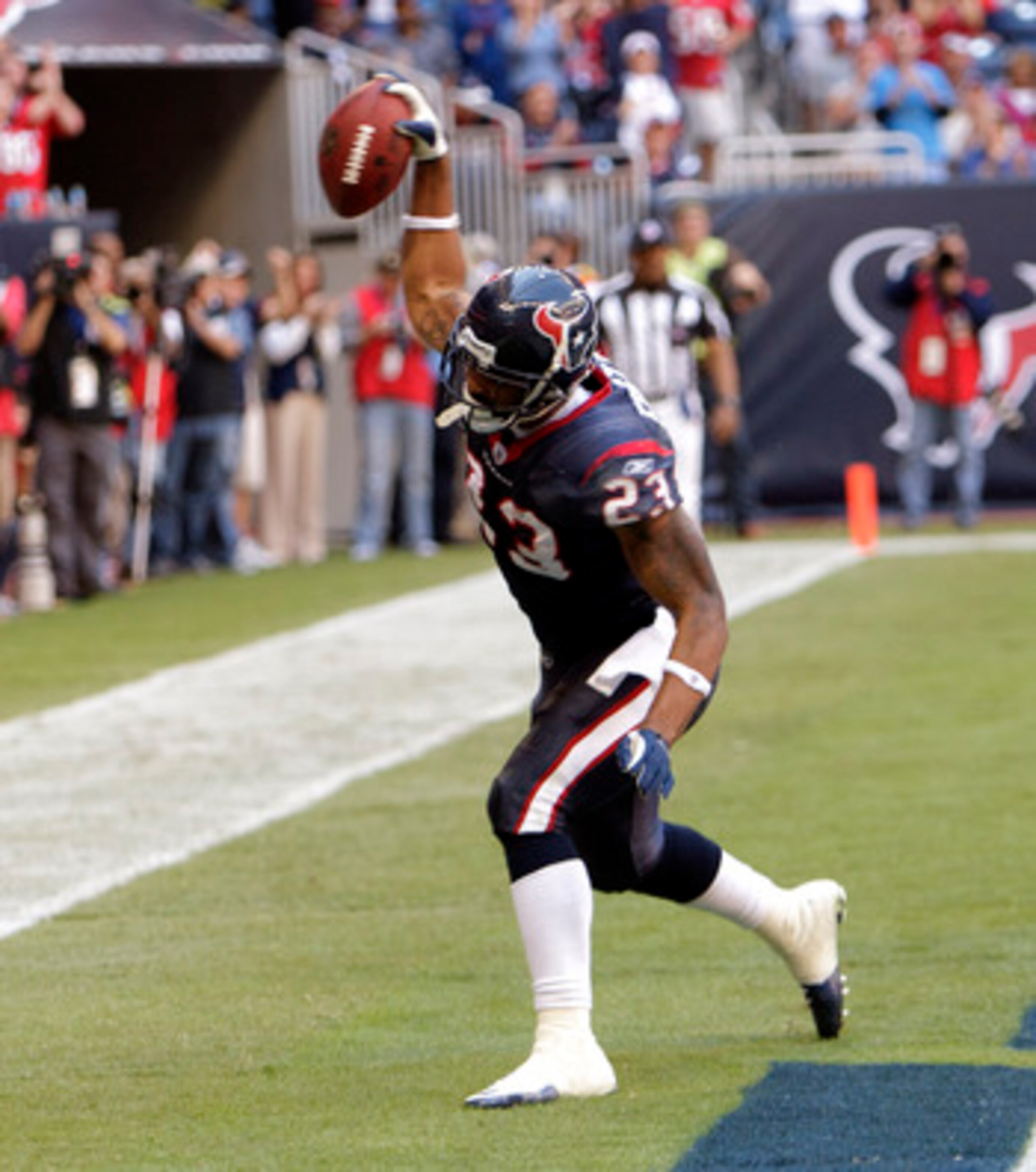 HOUSTON - NOVEMBER 07: Running back Arian Foster #23 scores against the San Diego Chargers at Reliant Stadium on November 7, 2010 in Houston, Texas. (Photo by Bob Levey/Getty Images) HOUSTON - NOVEMBER 07: Running back Arian Foster #23 scores against the San Diego Chargers at Reliant Stadium on November 7, 2010 in Houston, Texas. (Photo by Bob Levey/Getty Images)