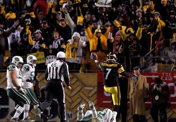 PITTSBURGH, PA - JANUARY 23:  Ben Roethlisberger #7 of the Pittsburgh Steelers runs for a second quarter touchdown against the New York Jets during the 2011 AFC Championship game at Heinz Field on January 23, 2011 in Pittsburgh, Pennsylvania. The Steelers