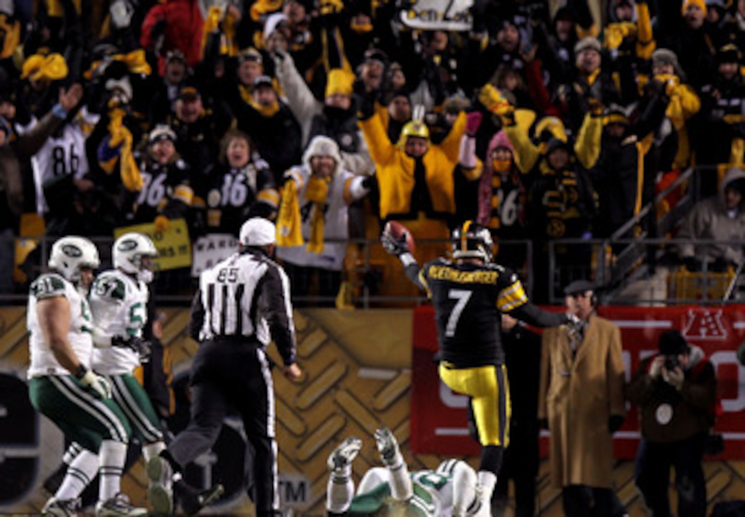 PITTSBURGH, PA - JANUARY 23:  Ben Roethlisberger #7 of the Pittsburgh Steelers runs for a second quarter touchdown against the New York Jets during the 2011 AFC Championship game at Heinz Field on January 23, 2011 in Pittsburgh, Pennsylvania. The Steelers