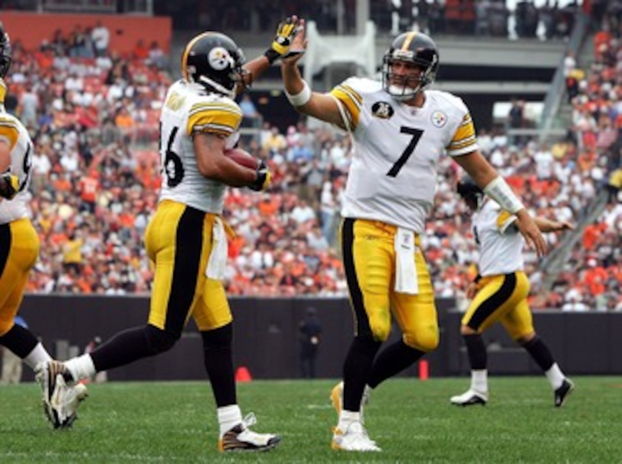 CLEVELAND - SEPTEMBER 09:  Ben Roethlisberger #7 and Hines Ward #86 of the Pittsburgh Steelers celebrate a touchdown against the Cleveland Browns during their season opening game at Cleveland Browns Stadium on Septmber 9, 2007 in Cleveland, Ohio.  (Photo