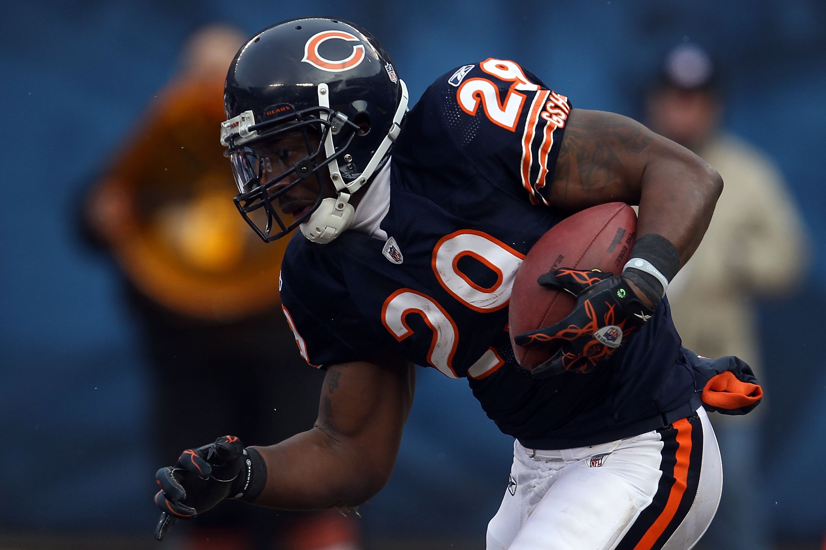 CHICAGO, IL - JANUARY 16:  Chester Taylor #29 of the Chicago Bears runs the ball against the Seattle Seahawks in the 2011 NFC divisional playoff game at Soldier Field on January 16, 2011 in Chicago, Illinois.  (Photo by Jonathan Daniel/Getty Images)