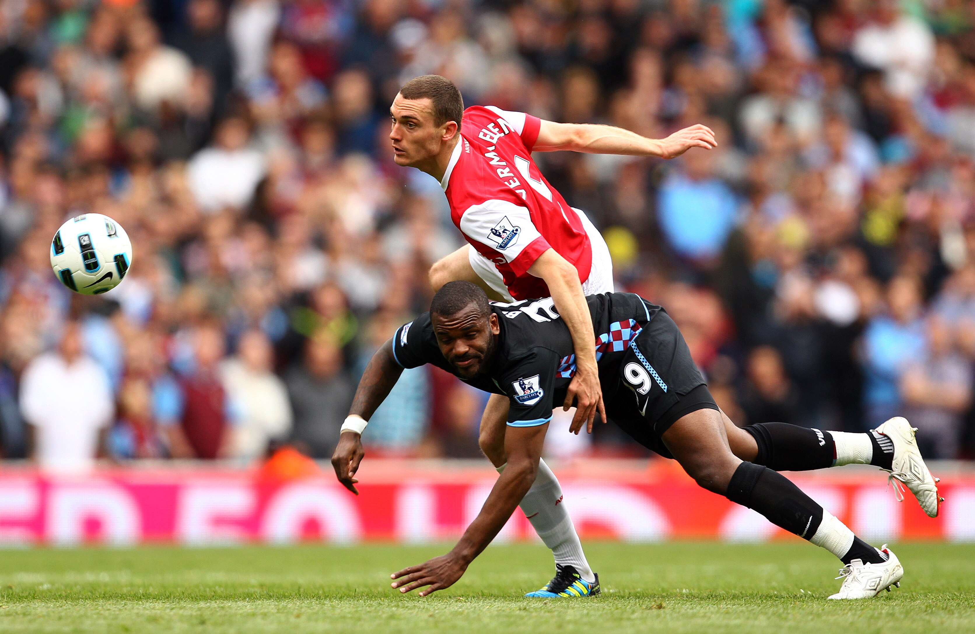 LONDON, ENGLAND - MAY 15:  Thomas Vermaelen (top) of Arsenal in action against Darren Bent of Aston Villa during the Barclays Premier League match between Arsenal and Aston Villa at the Emirates Stadium on May 15, 2011 in London, England.  (Photo by Richa