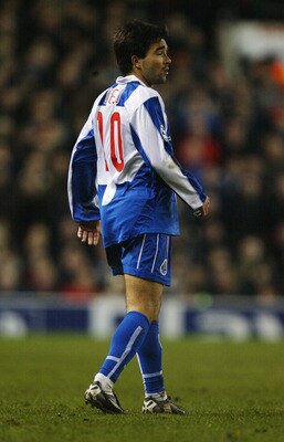 MANCHESTER, ENGLAND - MARCH 9: Deco of Porto during the UEFA Champions League match between Manchester United and FC Porto at Old Trafford on March 9, 2004 in Manchester, England.  (Photo by Laurence Griffiths/Getty Images)