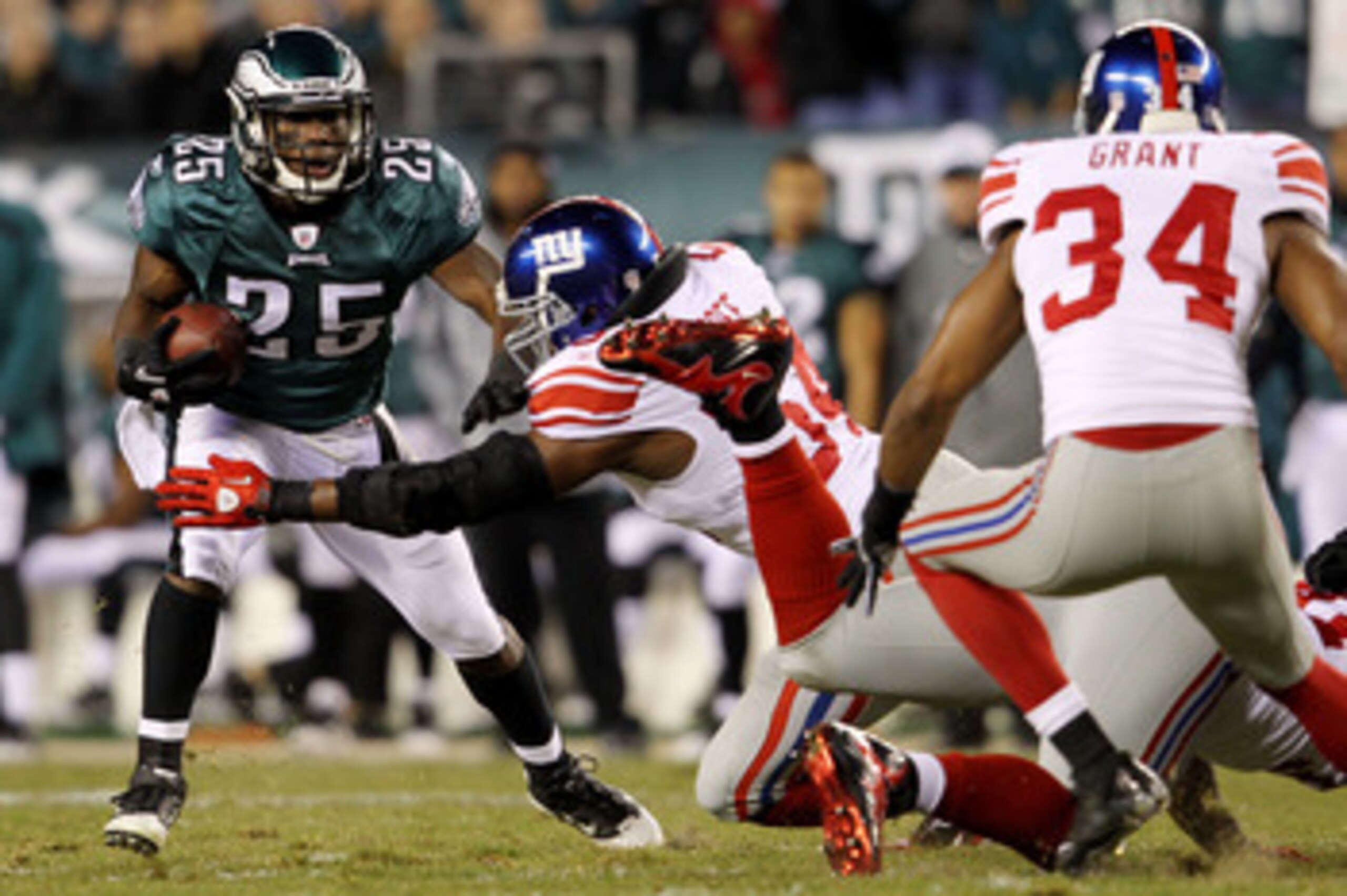 PHILADELPHIA - NOVEMBER 21:  Jonathan Goff #54 of the New York Giants tries to tackle LeSean McCoy #25 of the Philadelphia Eagles at Lincoln Financial Field on November 21, 2010 in Philadelphia, Pennsylvania.  (Photo by Michael Heiman/Getty Images)