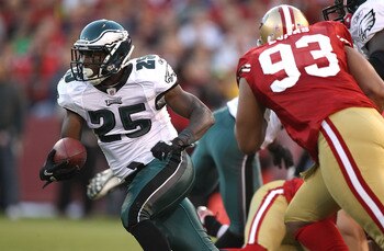 SAN FRANCISCO - OCTOBER 10:  LeSean McCoy #25 of the Philadelphia Eagles runs against the San Francisco 49ers during an NFL game at Candlestick Park on October 10, 2010 in San Francisco, California.  (Photo by Jed Jacobsohn/Getty Images)