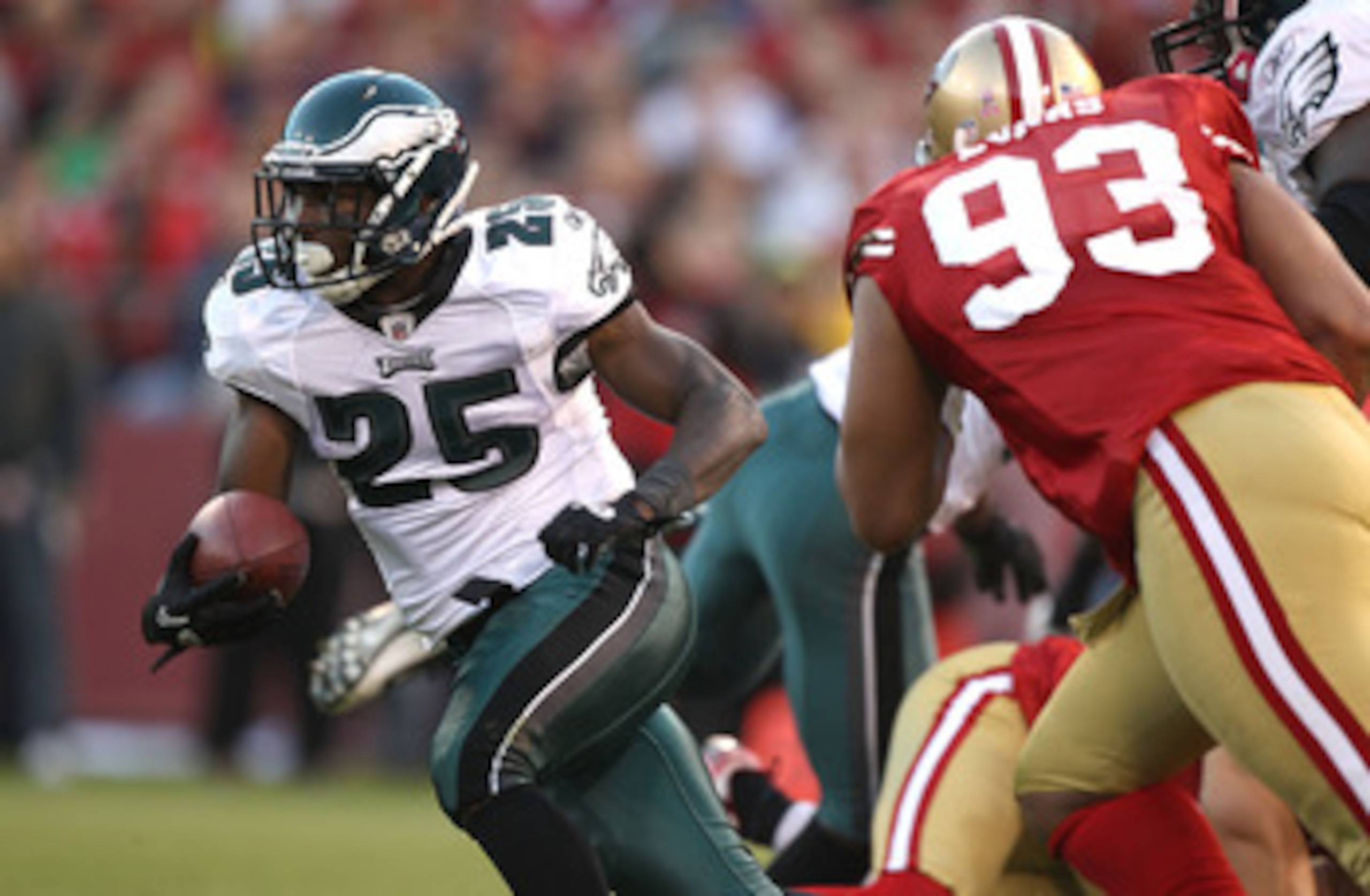 SAN FRANCISCO - OCTOBER 10:  LeSean McCoy #25 of the Philadelphia Eagles runs against the San Francisco 49ers during an NFL game at Candlestick Park on October 10, 2010 in San Francisco, California.  (Photo by Jed Jacobsohn/Getty Images)
