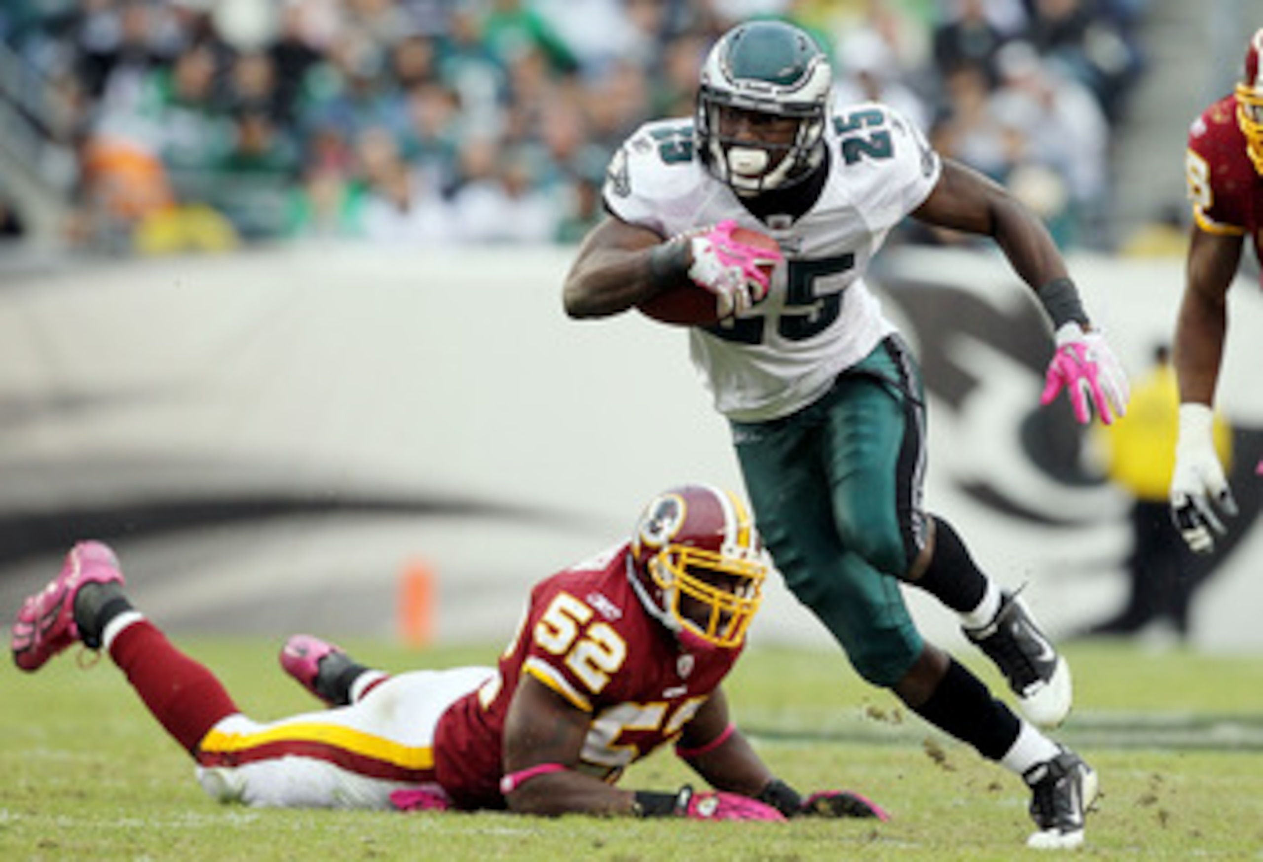 PHILADELPHIA - OCTOBER 03:  LeSean McCoy #25 of the Philadelphia Eagles runs the ball past Rocky McIntosh #52 of the Washington Redskins on October 3, 2010 at Lincoln Financial Field in Philadelphia, Pennsylvania.  (Photo by Jim McIsaac/Getty Images)