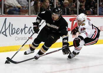 ANAHEIM, CA - NOVEMBER 27:  Teemu Selanne #8 of the Anaheim Ducks is pursued by Kris Versteeg #32 of the Chicago Blackhawks for the puck in the first period at the Honda Center on November 27, 2009 in Anaheim, California. The Ducks defeated the Blackhawks