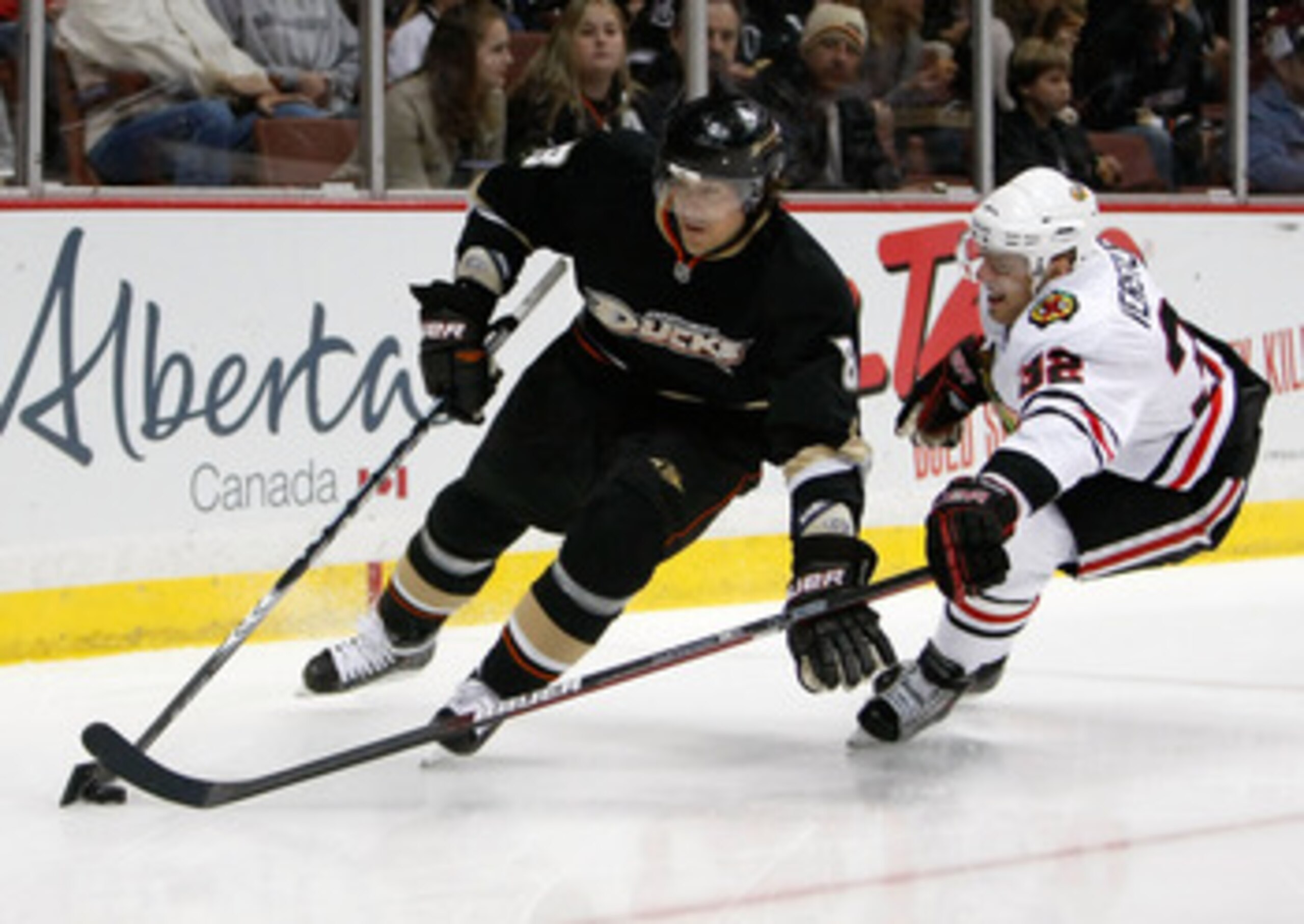 ANAHEIM, CA - NOVEMBER 27:  Teemu Selanne #8 of the Anaheim Ducks is pursued by Kris Versteeg #32 of the Chicago Blackhawks for the puck in the first period at the Honda Center on November 27, 2009 in Anaheim, California. The Ducks defeated the Blackhawks