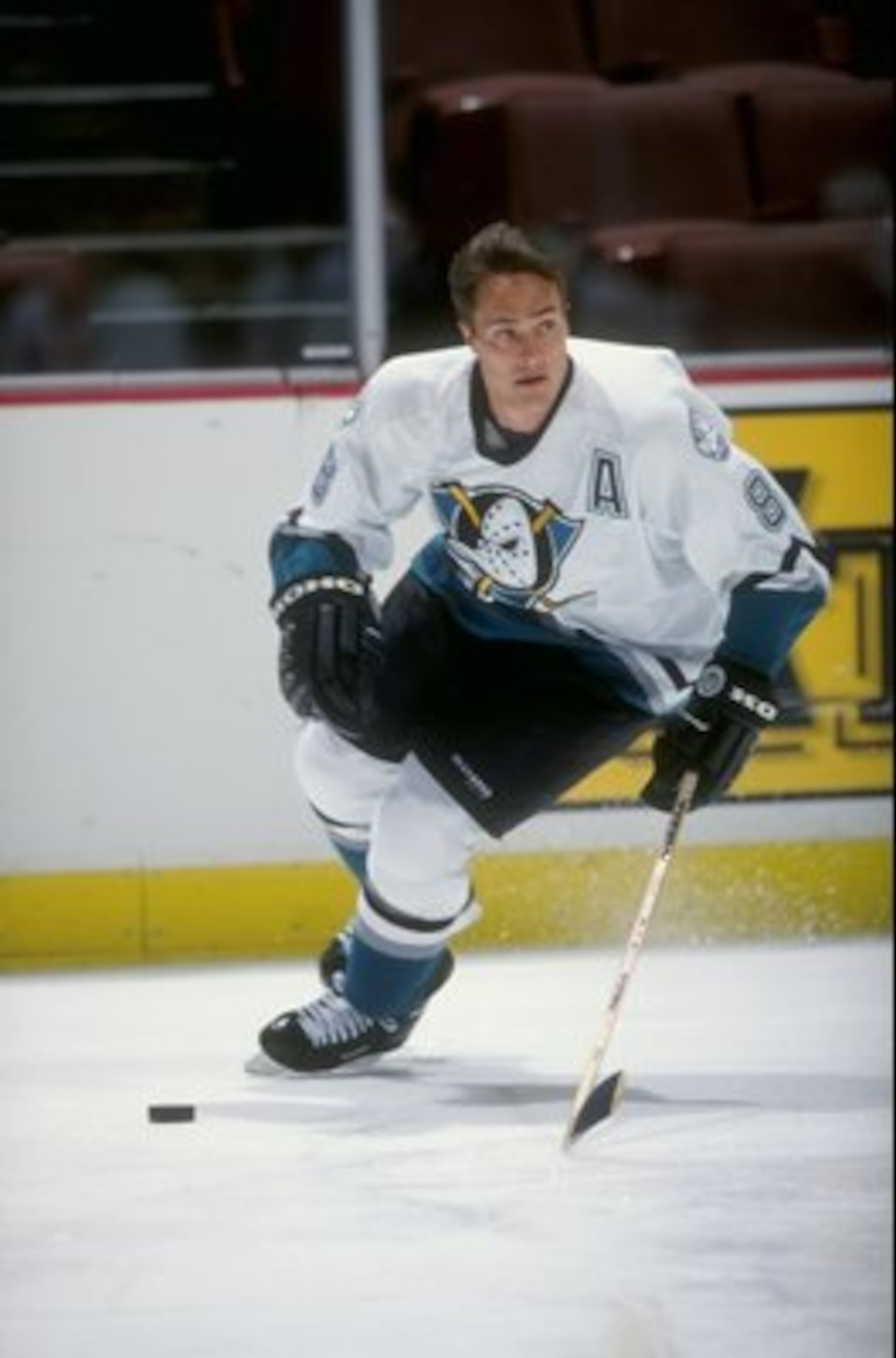 9 Dec 1998: Teemu Selanne #8 of the  Anaheim Mighty Ducks skates with the puck during the game against the Vancover Canucks at the Arrowhead Pond in Anaheim, California. The Ducks tied with the Canucks 4-4 in overtime. Mandatory Credit: Elsa Hasch  /Allsp