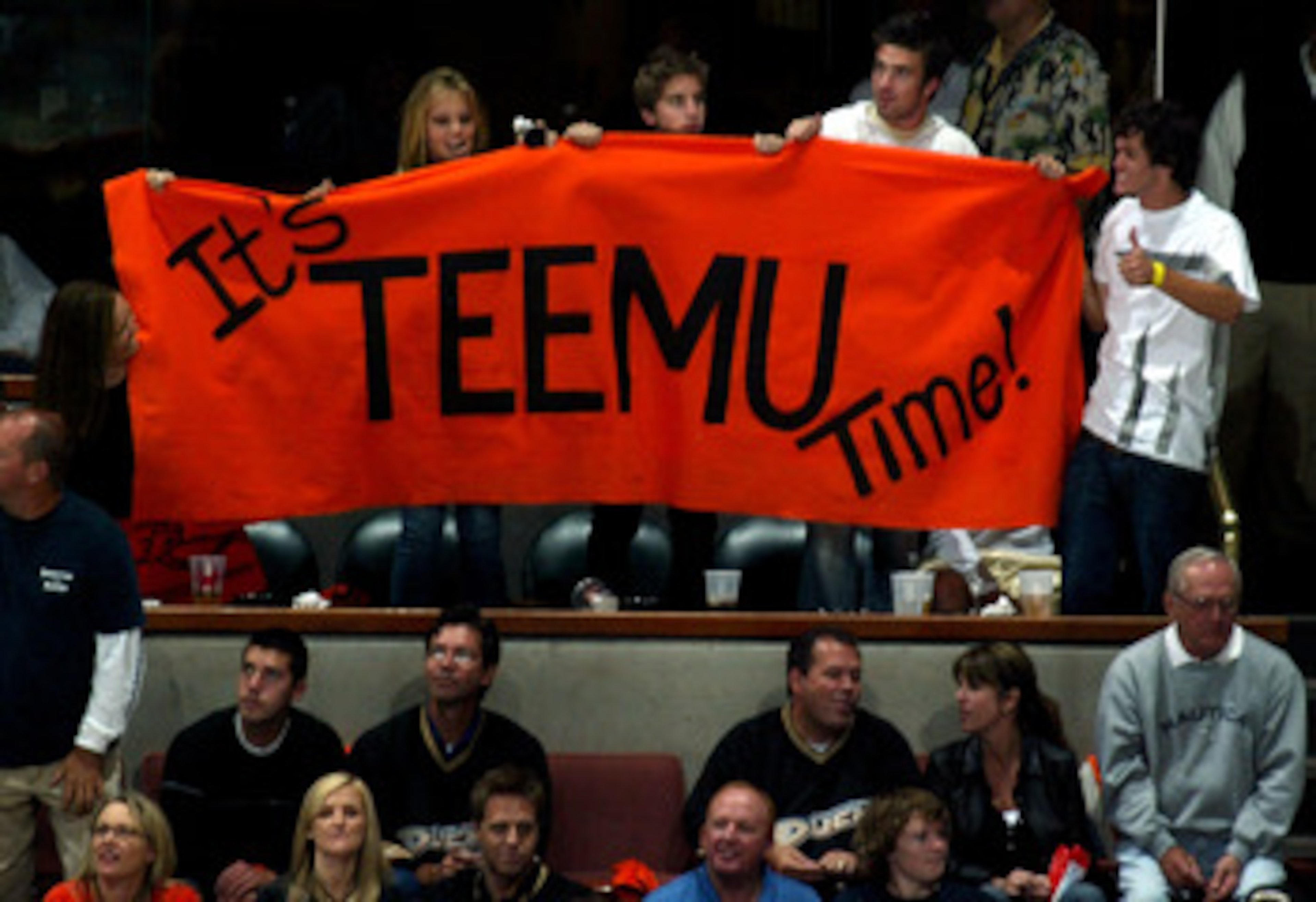ANAHEIM, CA - JUNE 06:  Fans of  Teemu Selanne of the Anaheim Ducks hold a sign in celebration of the Ducks' victory over the Ottawa Senators 6-2 during Game Five of the n June 6, 2007 at Honda Center in Anaheim, California.  (Photo by Bruce Bennett/Getty