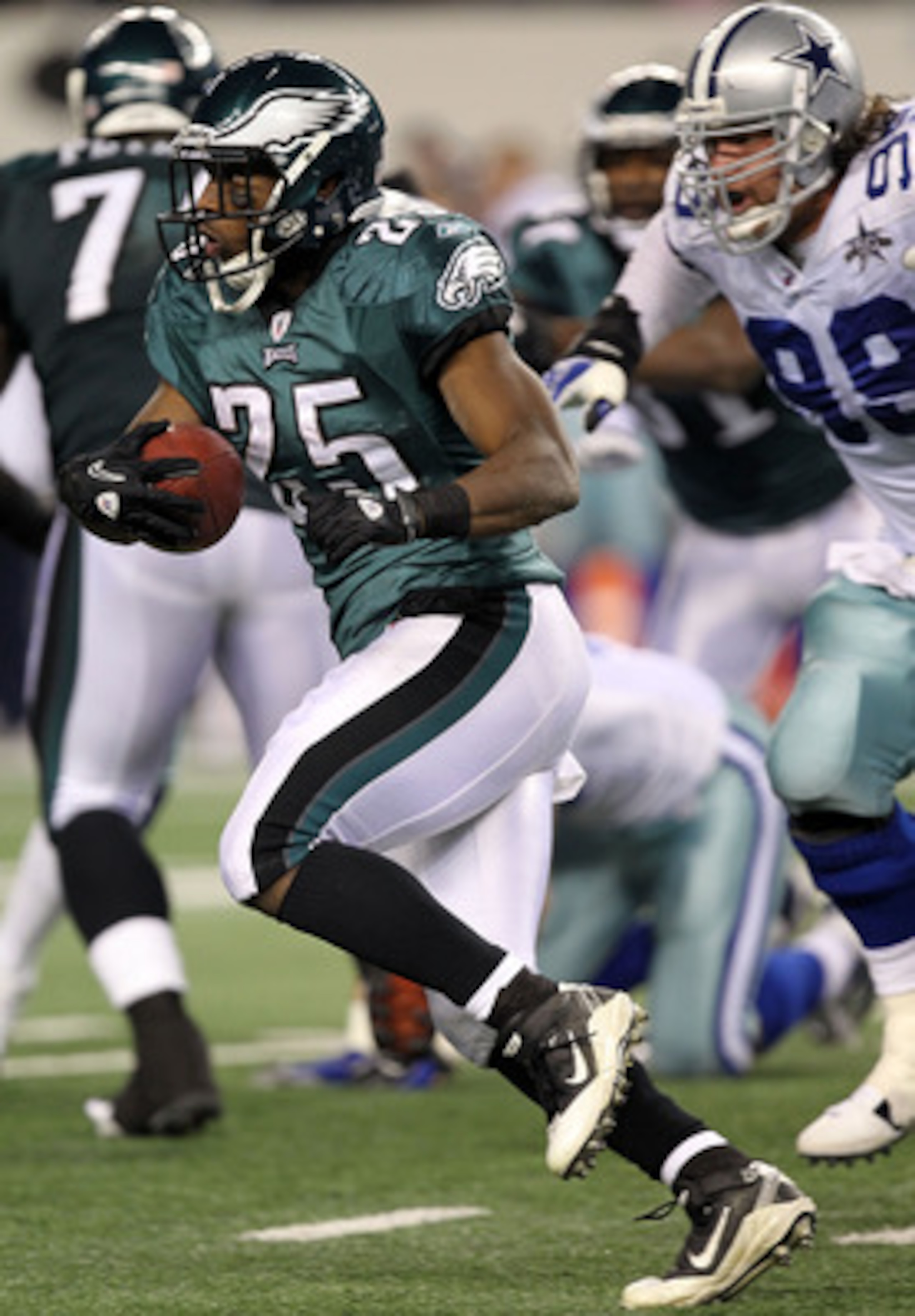 ARLINGTON, TX - DECEMBER 12:  Running back LeSean McCoy #25 of the Philadelphia Eagles runs the ball against the Dallas Cowboys at Cowboys Stadium on December 12, 2010 in Arlington, Texas.  (Photo by Ronald Martinez/Getty Images)