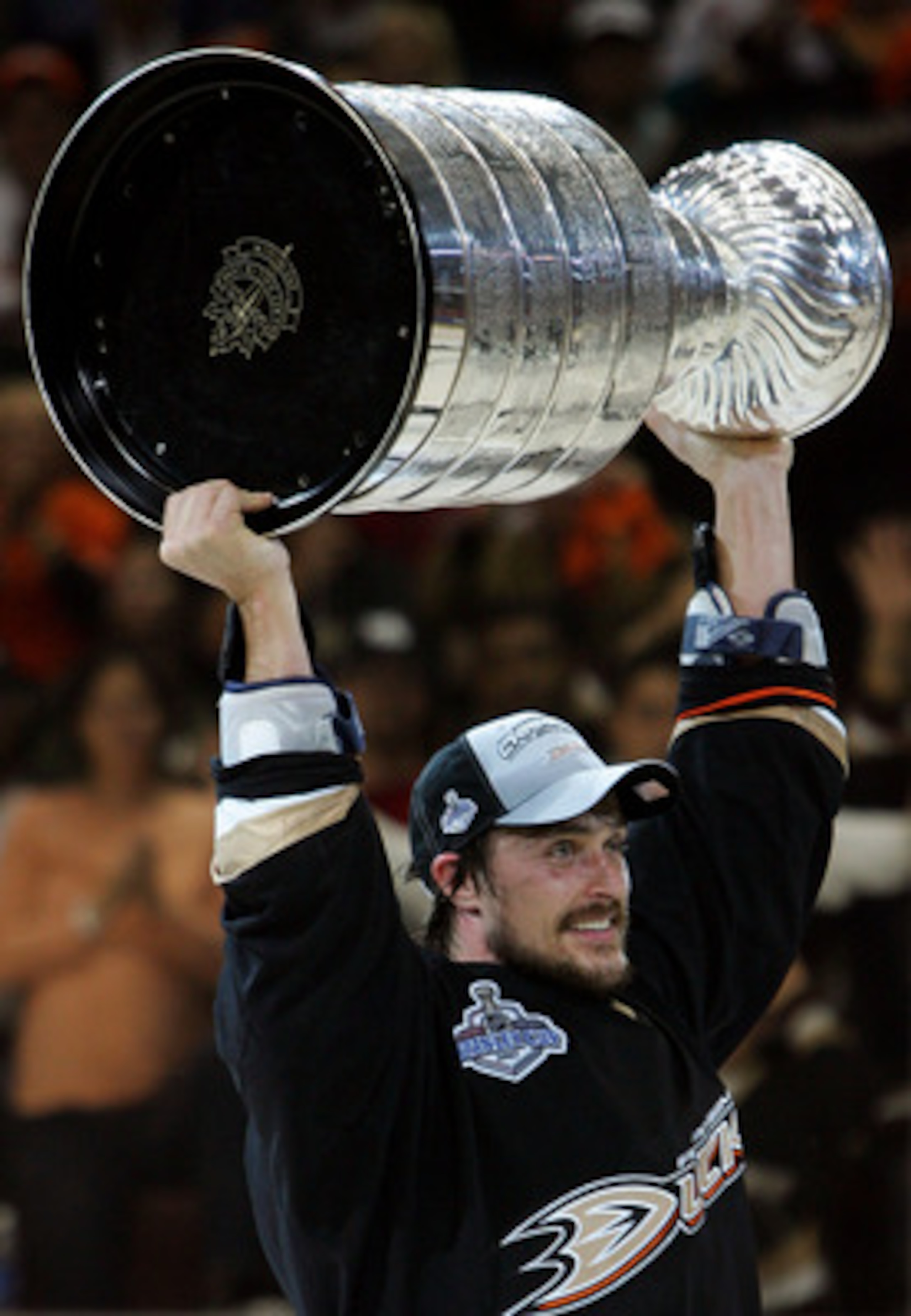ANAHEIM, CA - JUNE 06:  Teemu Selanne #8 of the Anaheim Ducks hoists the Stanley Cup after his team's victory over the Ottawa Senators 6-2 during Game Five of the n June 6, 2007 at Honda Center in Anaheim, California.  (Photo by Jim McIsaac/Getty Images)