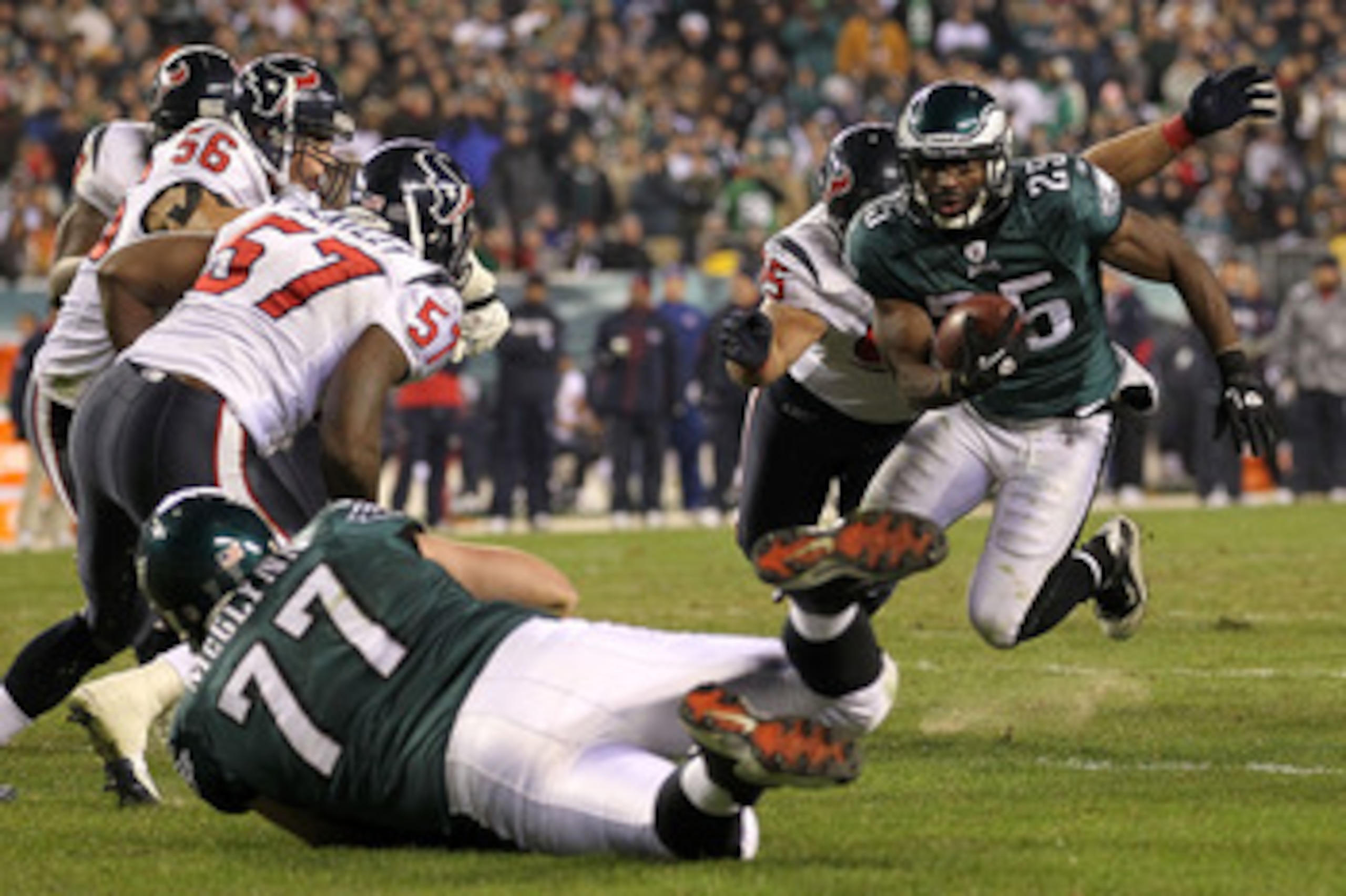 PHILADELPHIA, PA - DECEMBER 02:  LeSean McCoy #25 of the Philadelphia Eagles runs the ball against the Houston Texans at Lincoln Financial Field on December 2, 2010 in Philadelphia, Pennsylvania. The Eagles won 34-24.  (Photo by Al Bello/Getty Images)