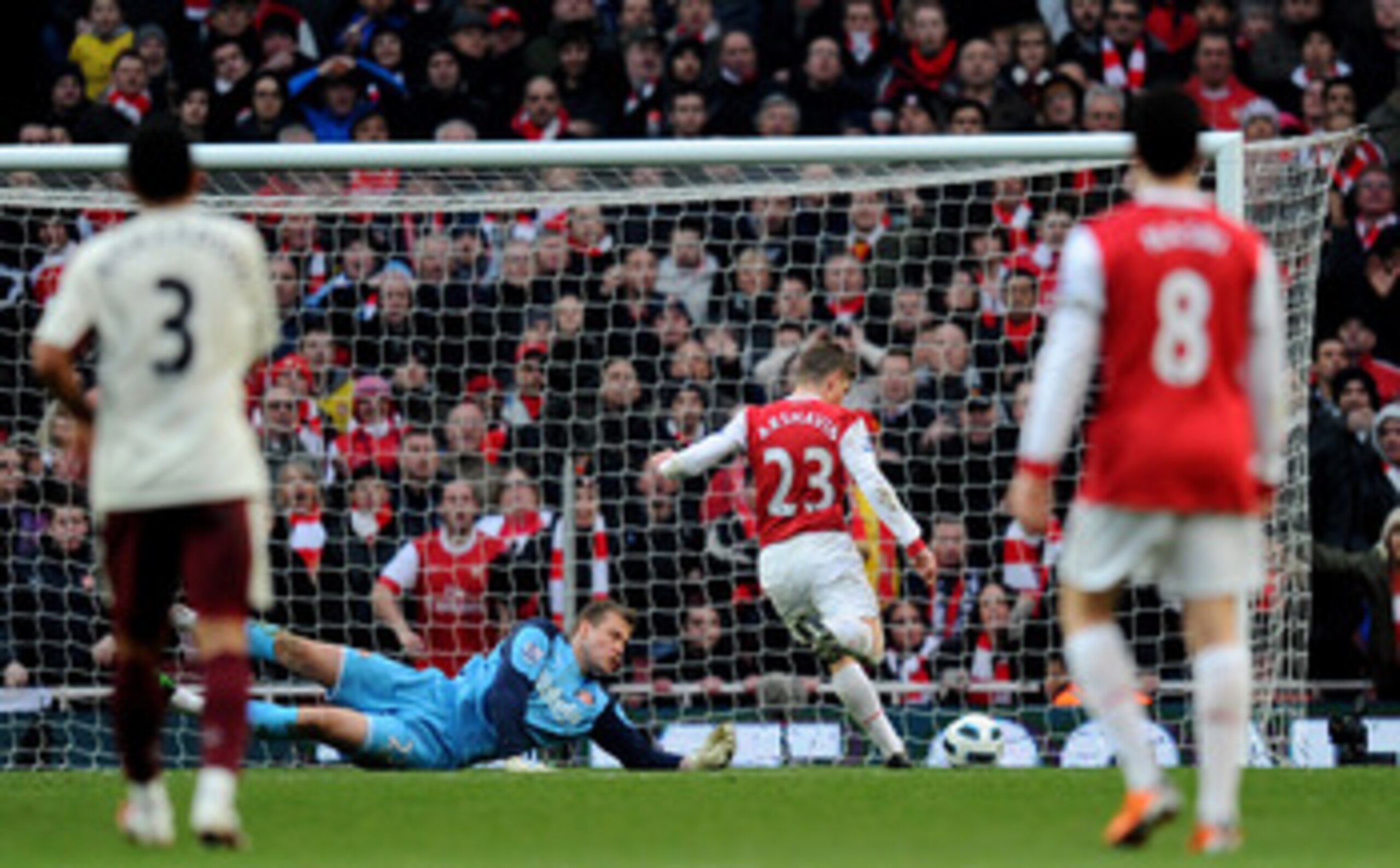 LONDON, ENGLAND - MARCH 05:  Andrey Arshavin of Arsenal scores a goal, that is is later disallowed for being off side during the Barclays Premier League match between Arsenal and Sunderland at Emirates Stadium on March 5, 2011 in London, England.  (Photo
