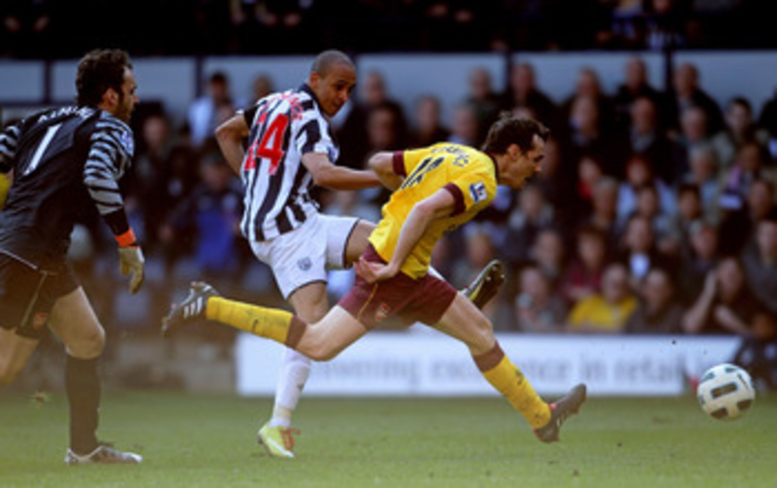 WEST BROMWICH, ENGLAND - MARCH 19:  Peter Odemwingie of West Brom scores his team's second goal during the Barclays Premier League match between West Bromwich Albion and Arsenal at The Hawthorns on March 19, 2011 in West Bromwich, England.  (Photo by Scot