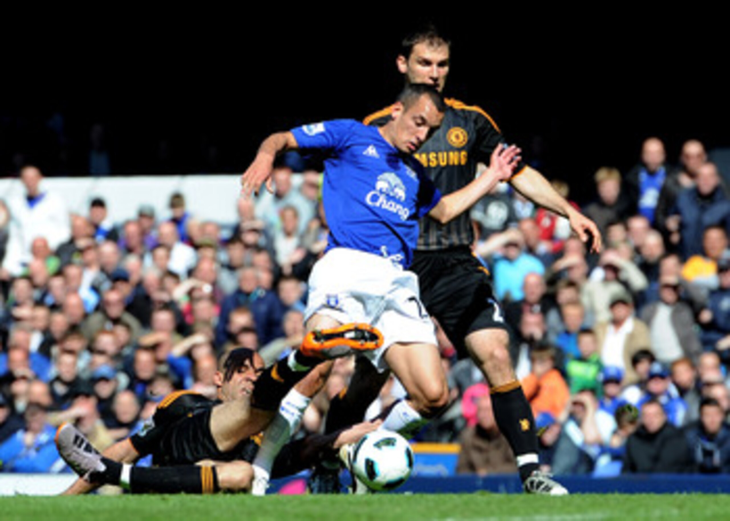 LIVERPOOL, ENGLAND - MAY 22:  Leon Osman of Everton is challenged in the penalty area by Alex of Chelsea during the Barclays Premier League match between Everton and Chelsea at Goodison Park on May 22, 2011 in Liverpool, England.  (Photo by Chris Brunskil