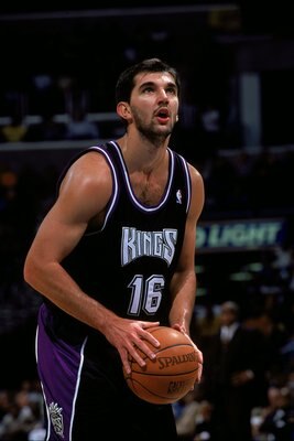 4 Dec 1999:  Predraq Stojakovic #16 of the Sacramento Kings shooting a free throw during the game against the Washington Wizards at the MCI Center in Washington, D.C. The Kings defeated the Wizards 114-104.   Mandatory Credit: Doug Pensinger  /Allsport