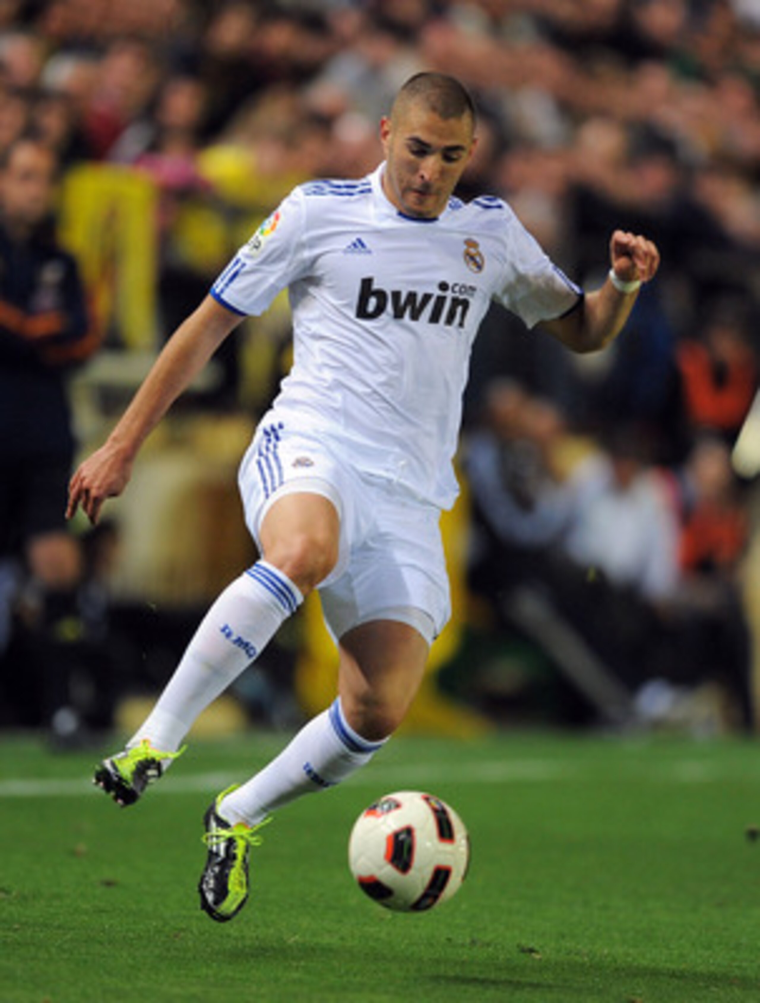 VILLARREAL, SPAIN - MAY 15: Karim Benzema of Real Madrid in action during the La Liga match between Villarreal and Real Madrid at estadio El Madrigal on May 15, 2011 in Villarreal, Spain.  (Photo by Denis Doyle/Getty Images)